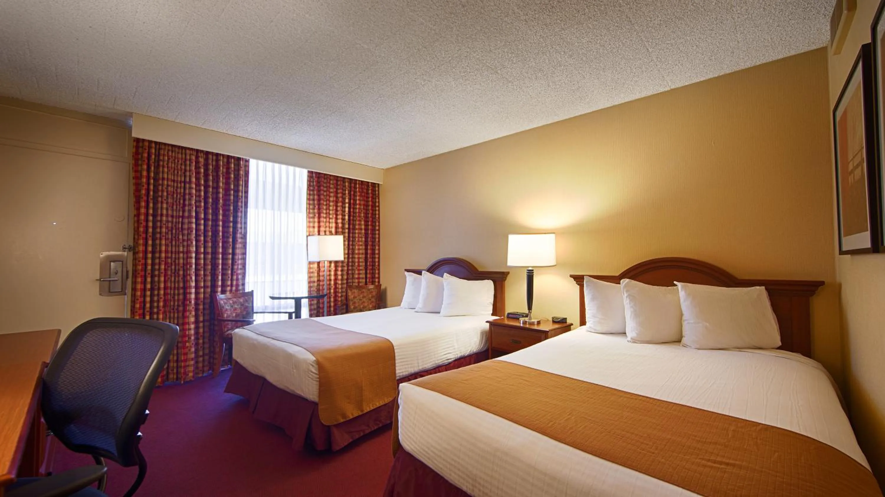 Photo of the whole room, Bed in West Gate Inn Nyack