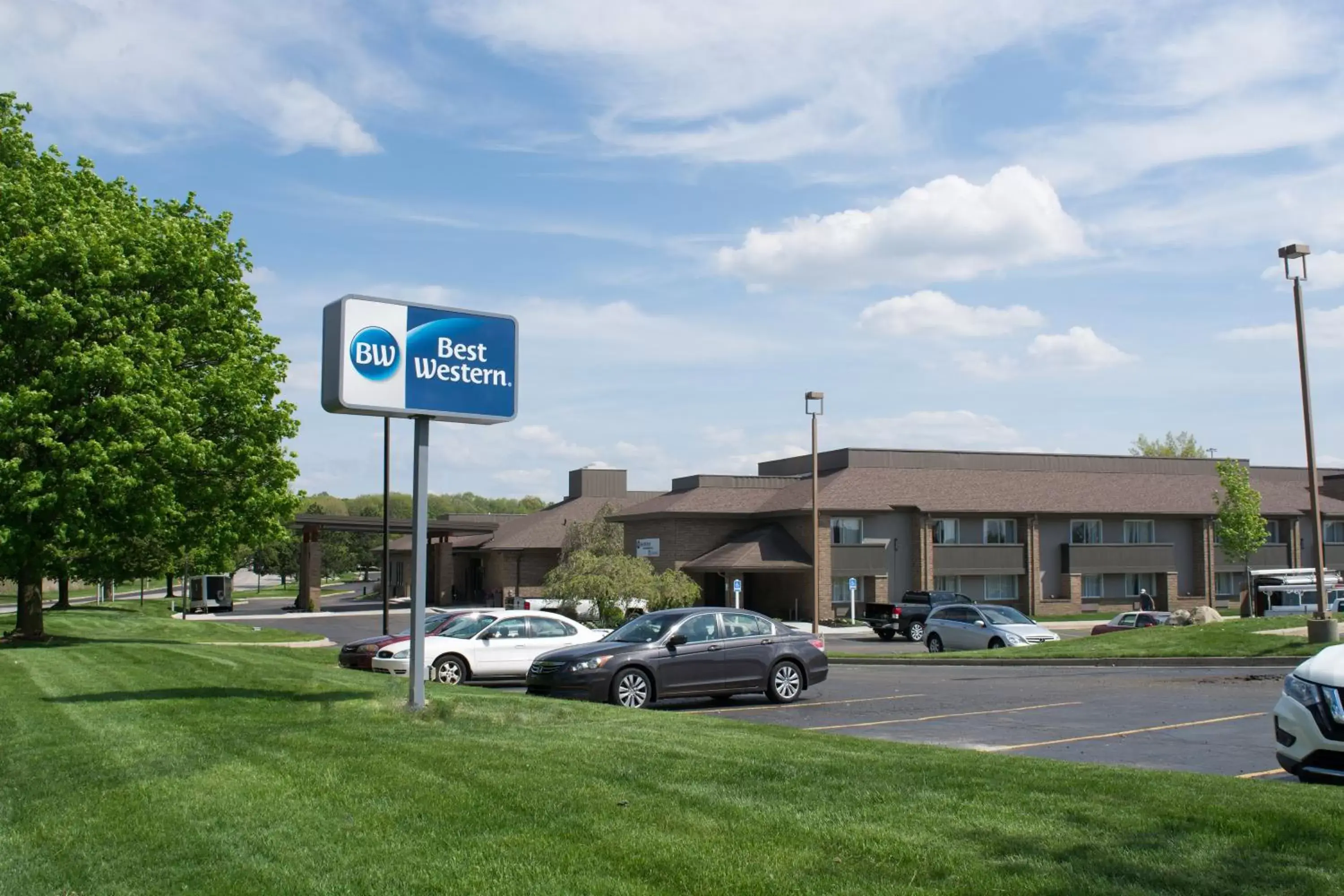 Property Building in Best Western Okemos/East Lansing Hotel & Suites