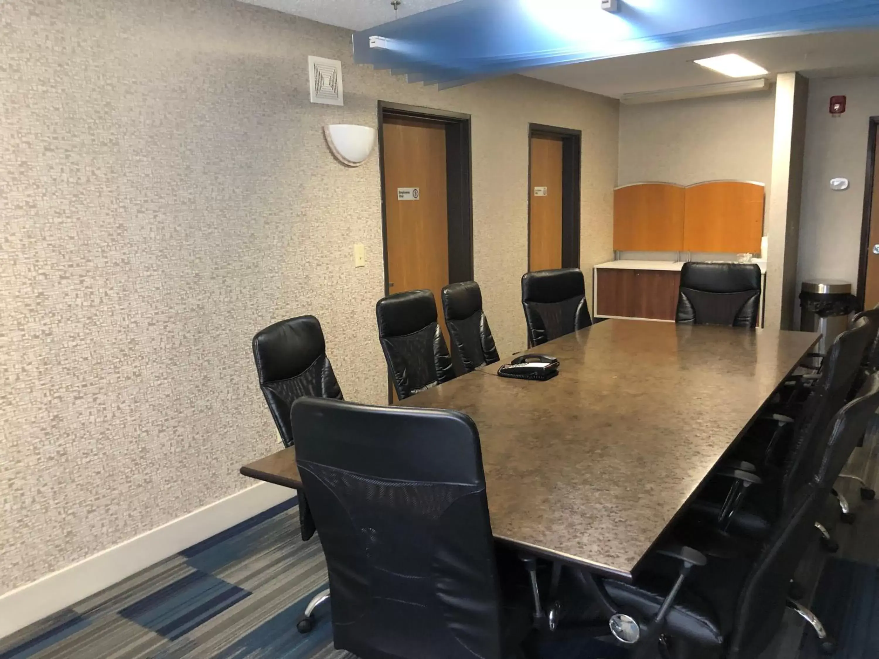 Meeting/conference room in Holiday Inn Express Mt. Vernon, an IHG Hotel