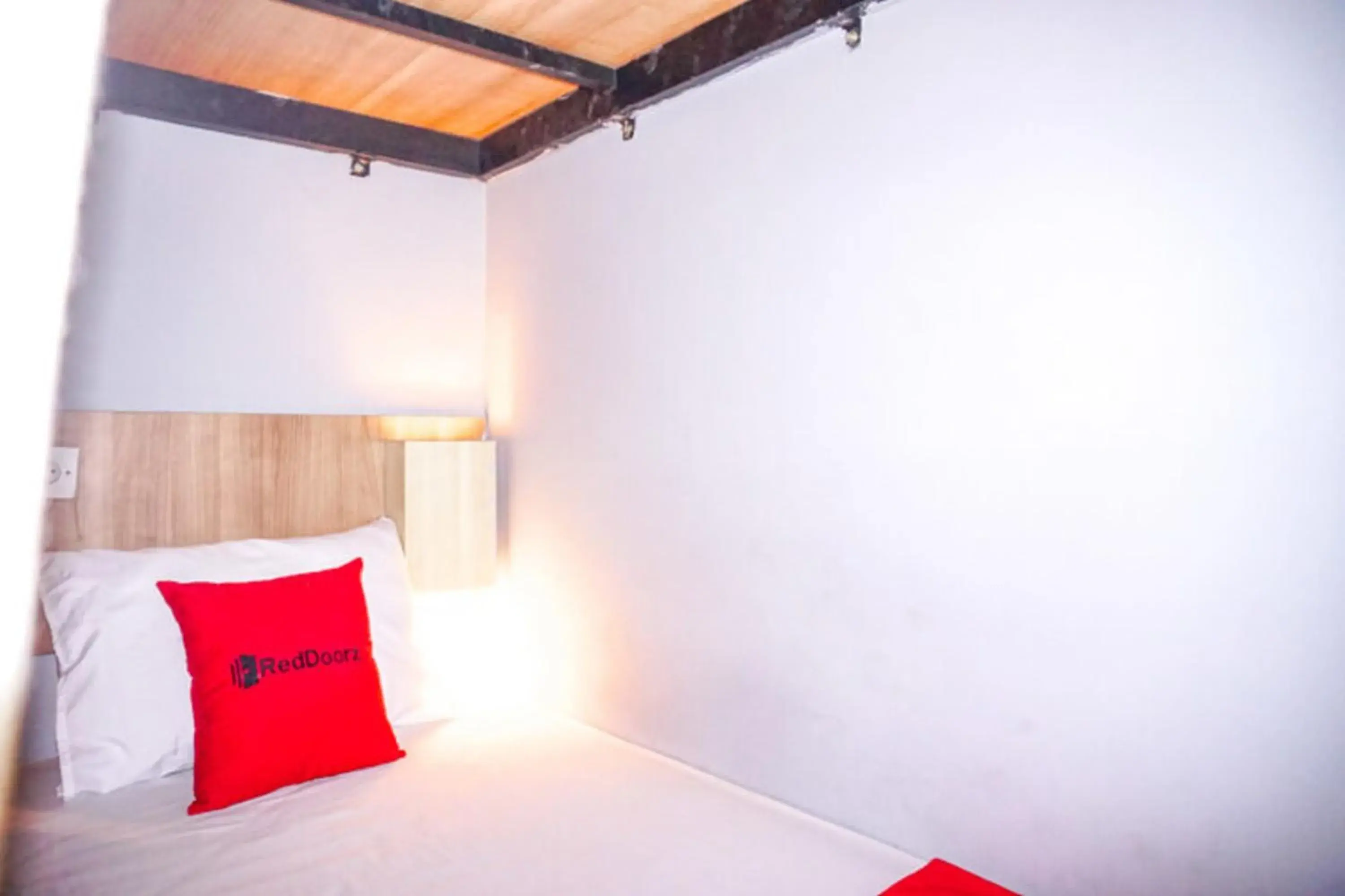 Bed in RedDoorz Hostel near Lippo Mall Kuta