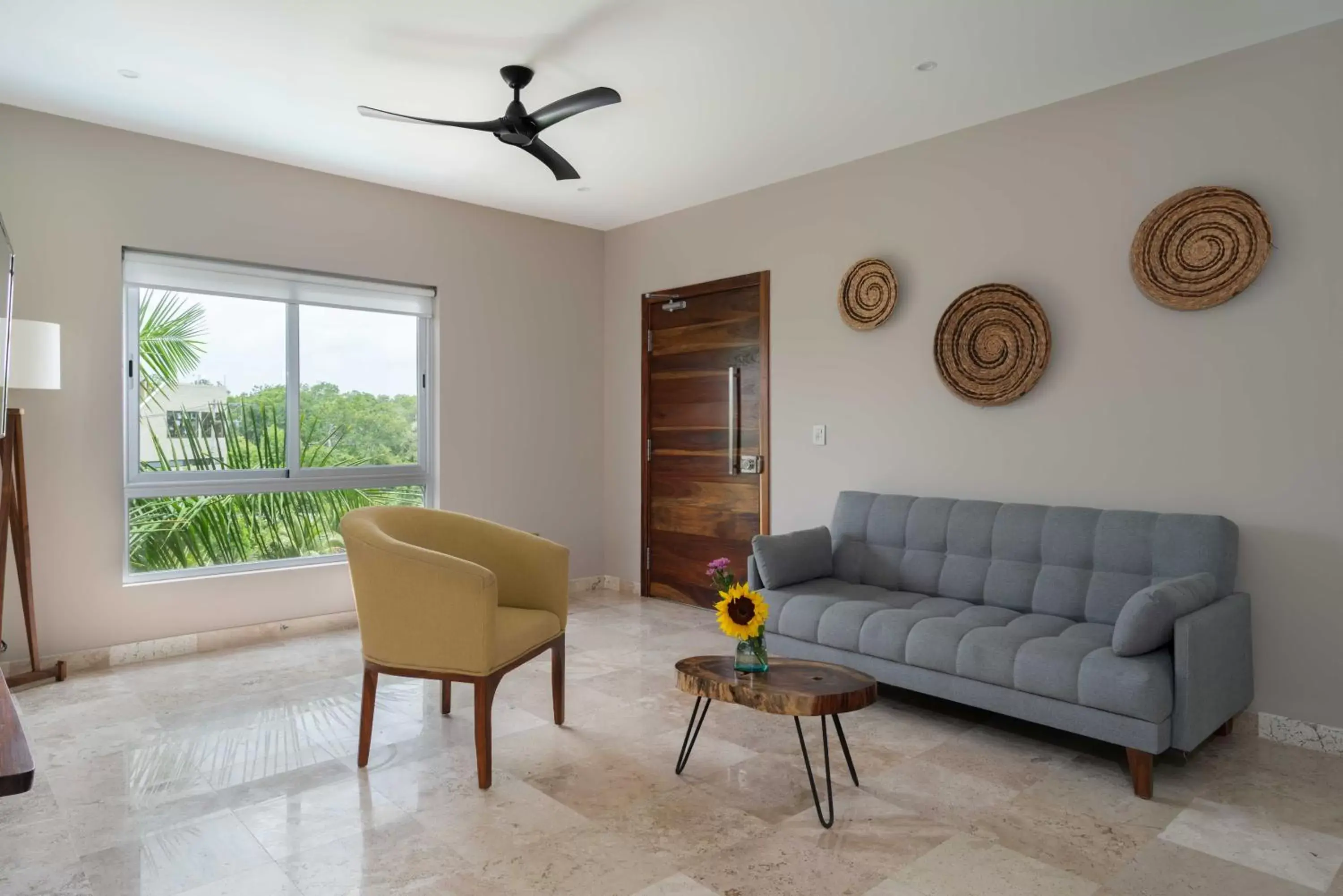 Living room, Seating Area in Valhalla Residences by Biwa