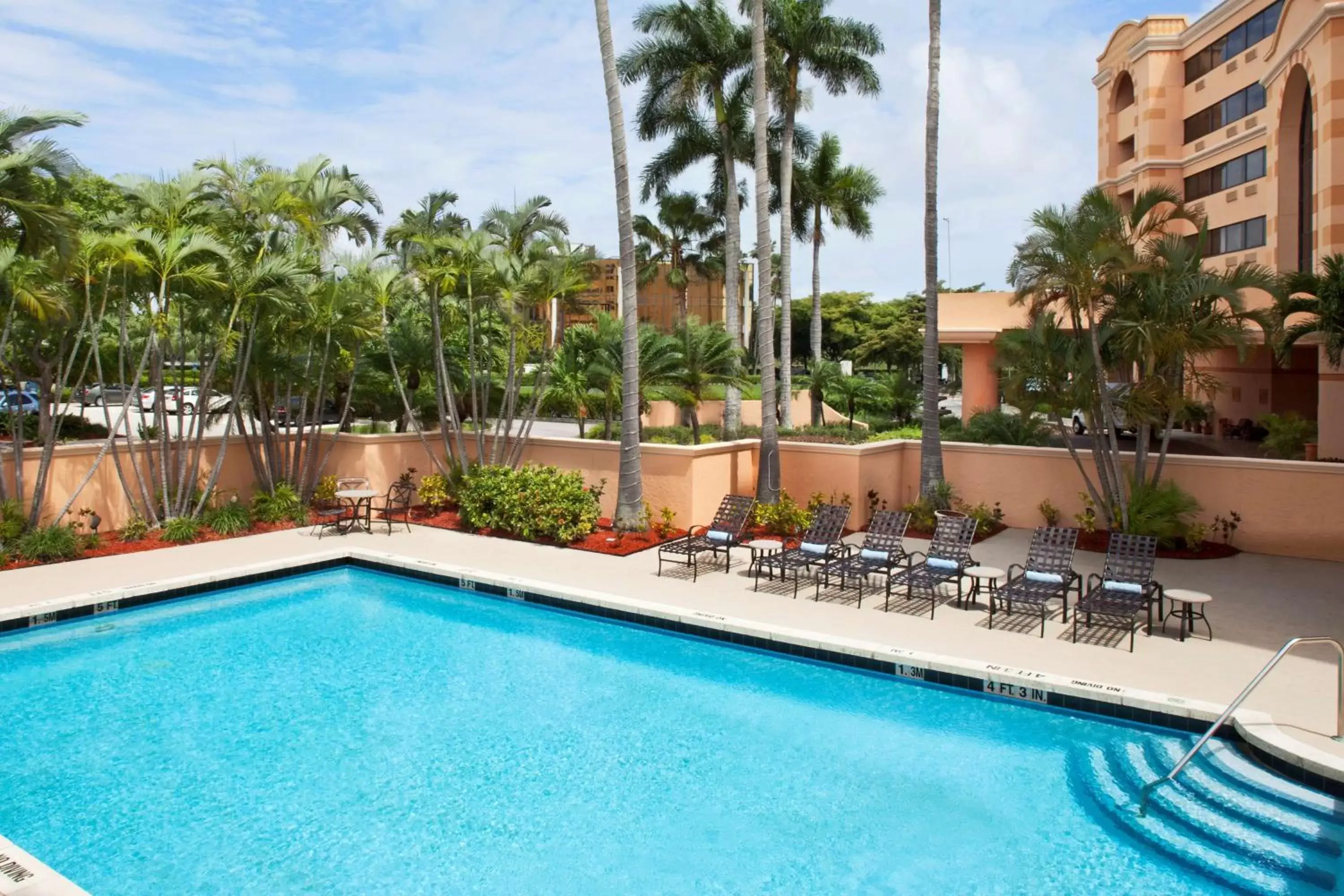 Property building, Swimming Pool in DoubleTree by Hilton Hotel West Palm Beach Airport