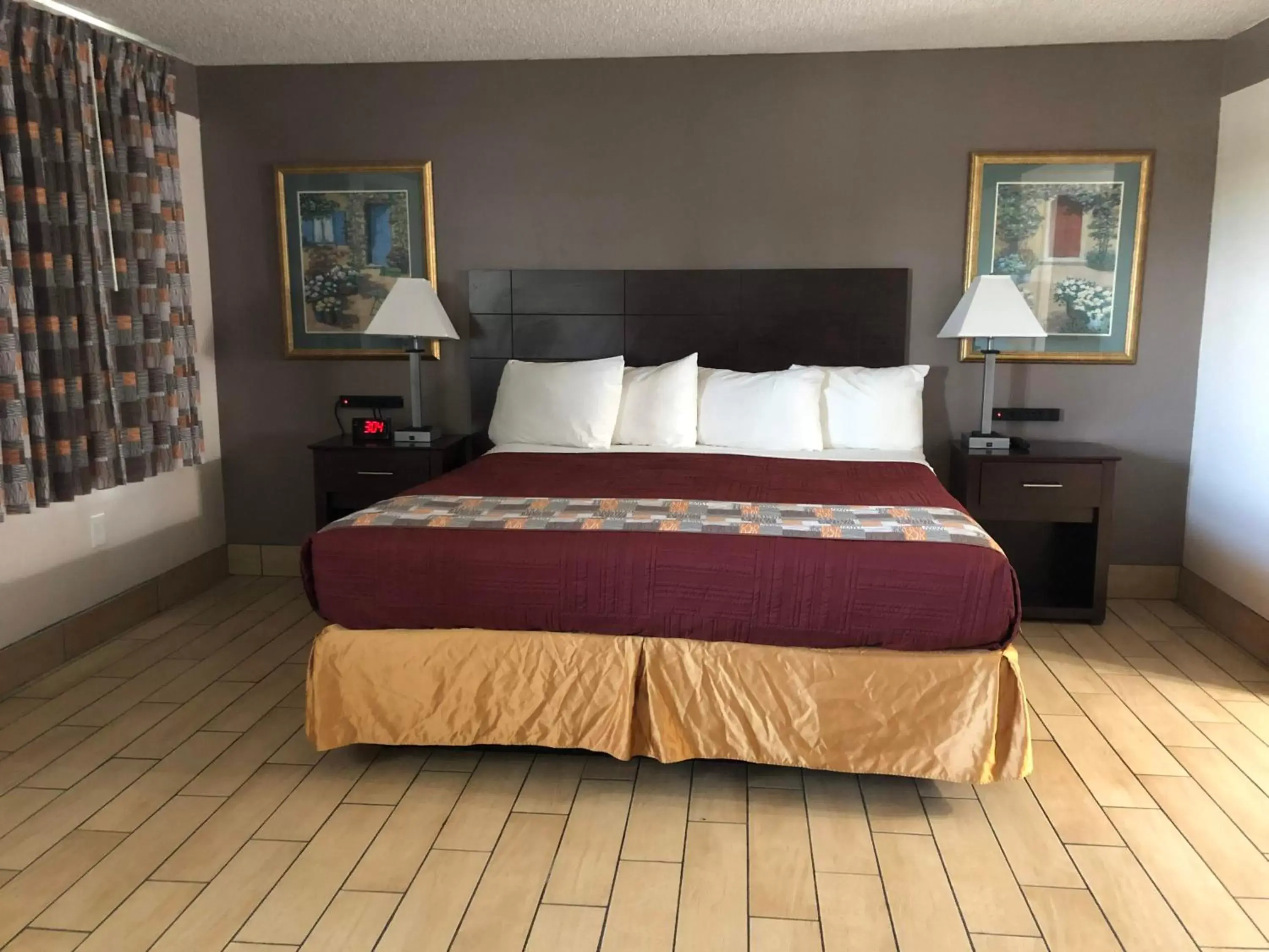 Deluxe Suite, 1 King Bed with Sofa bed in Sun Coast Inn
