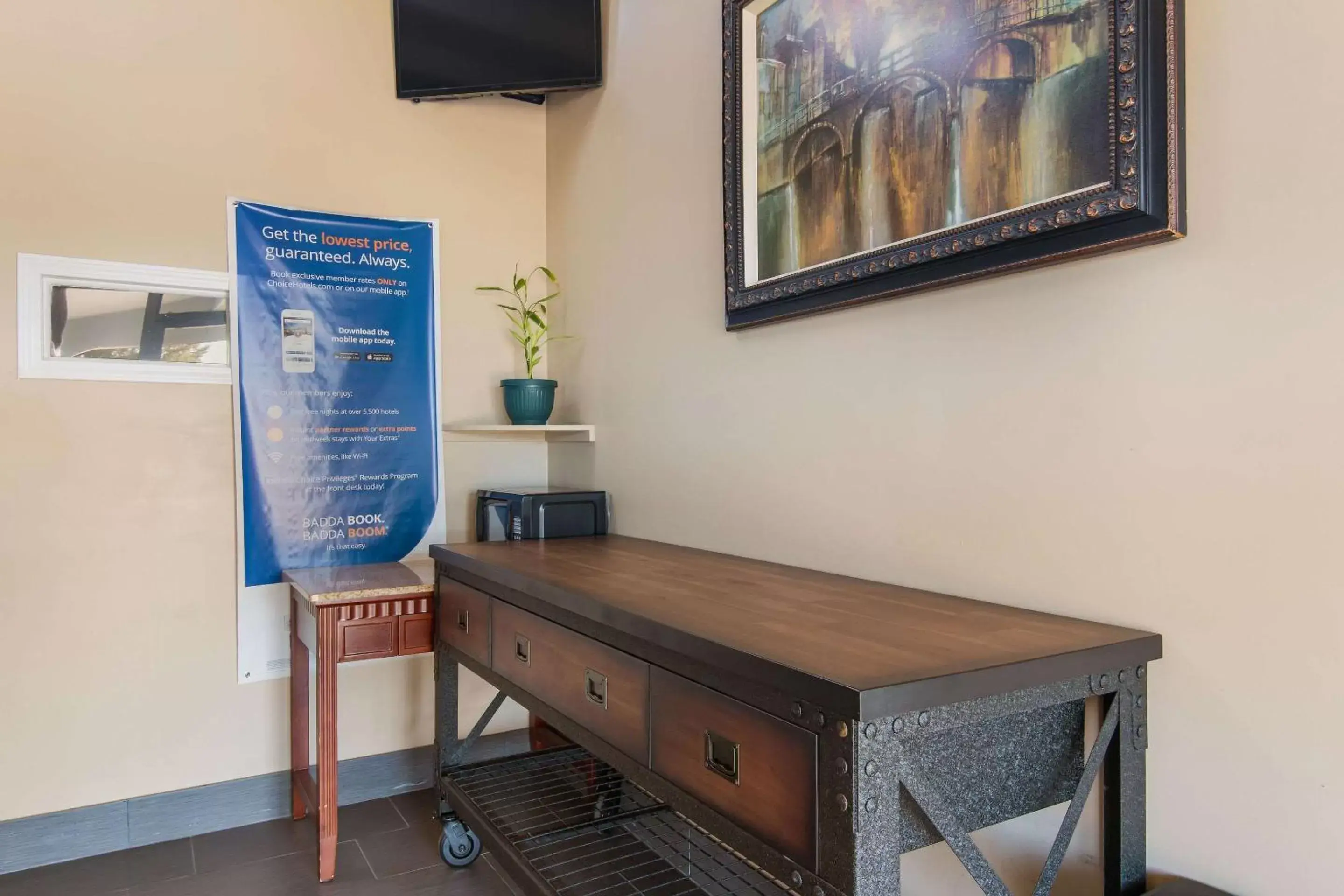 Lobby or reception, TV/Entertainment Center in Rodeway Inn