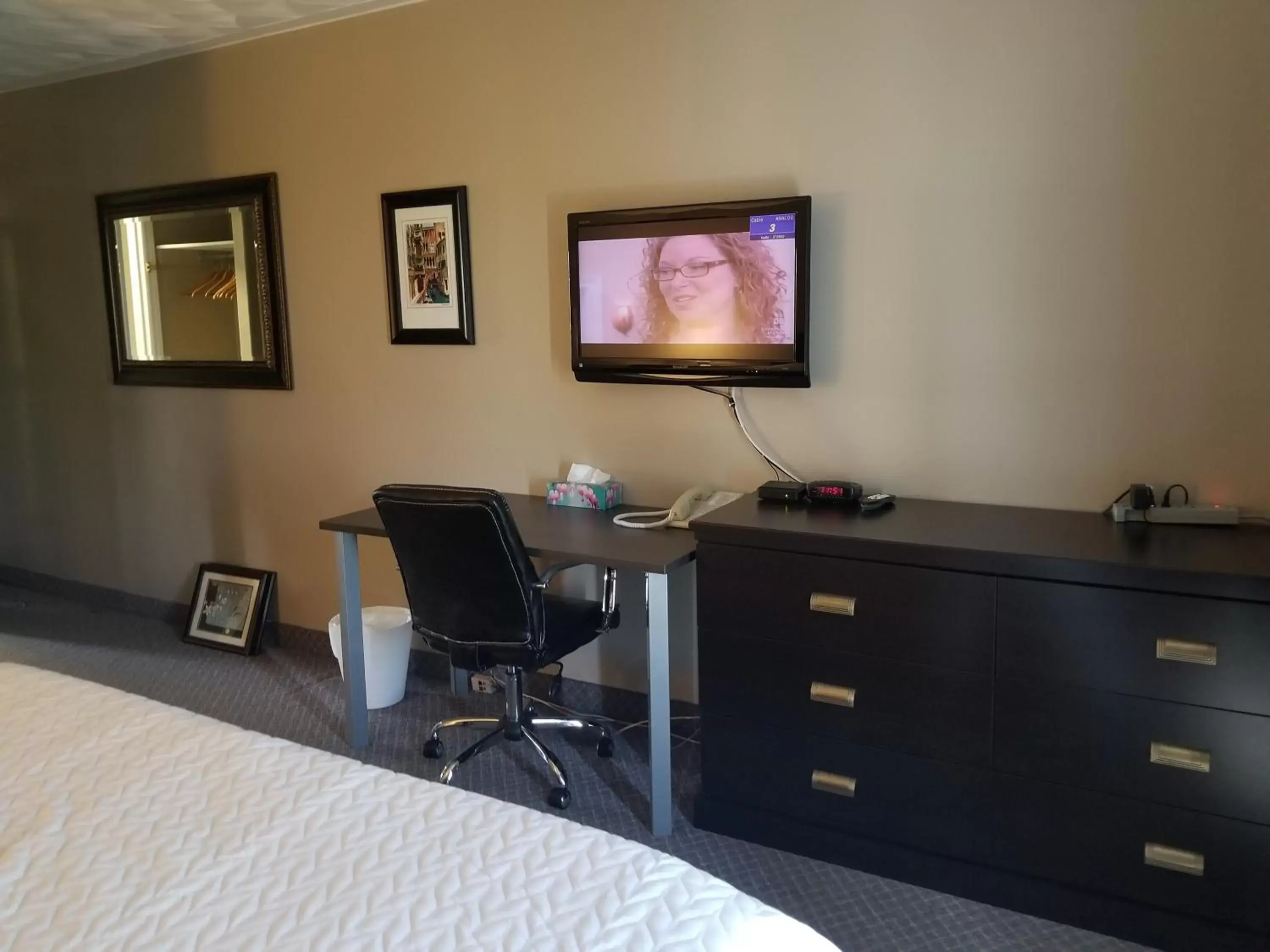 Bedroom, TV/Entertainment Center in Knights Inn Woodstock