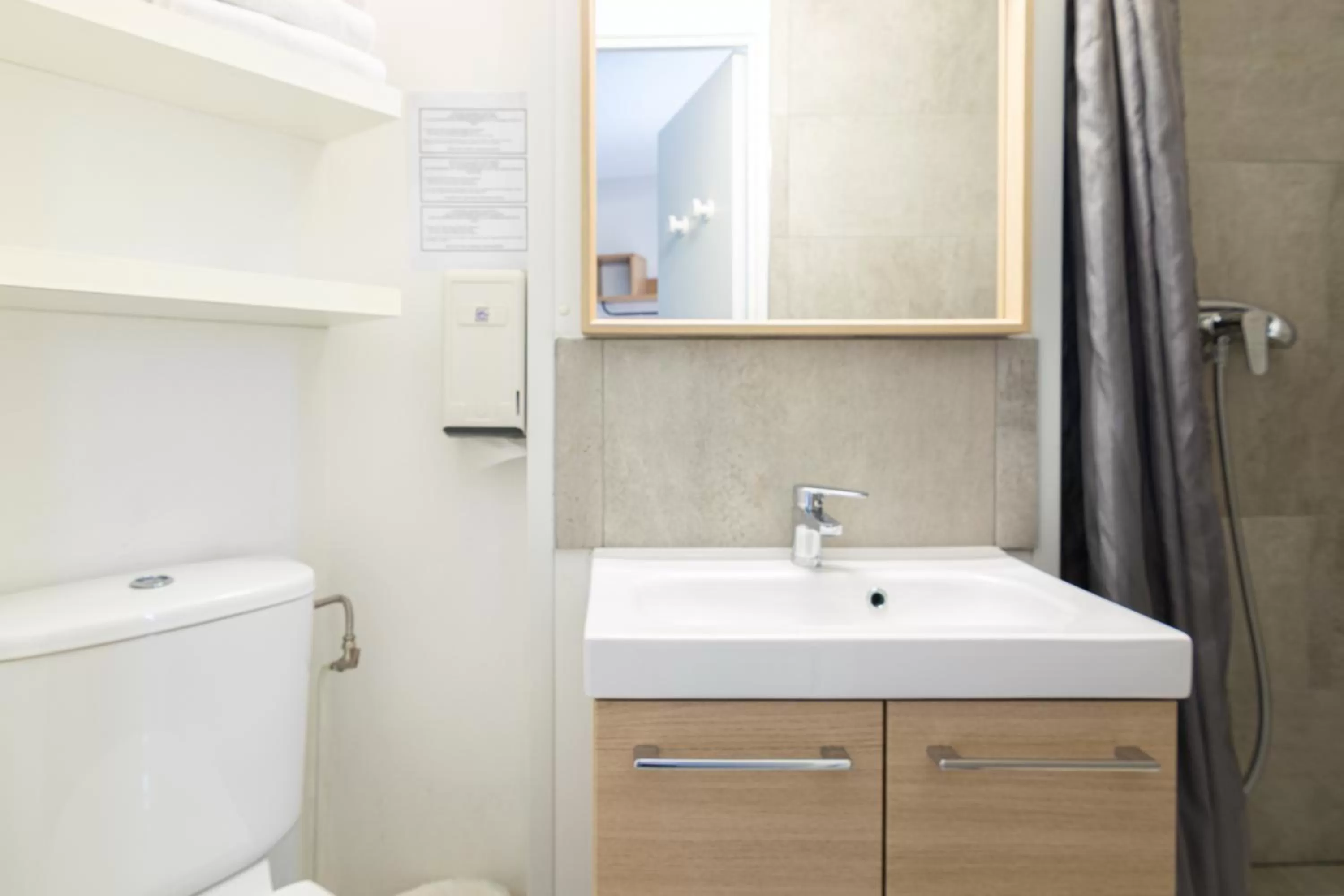 Bathroom in B&B HOTEL Sète Centre Gare