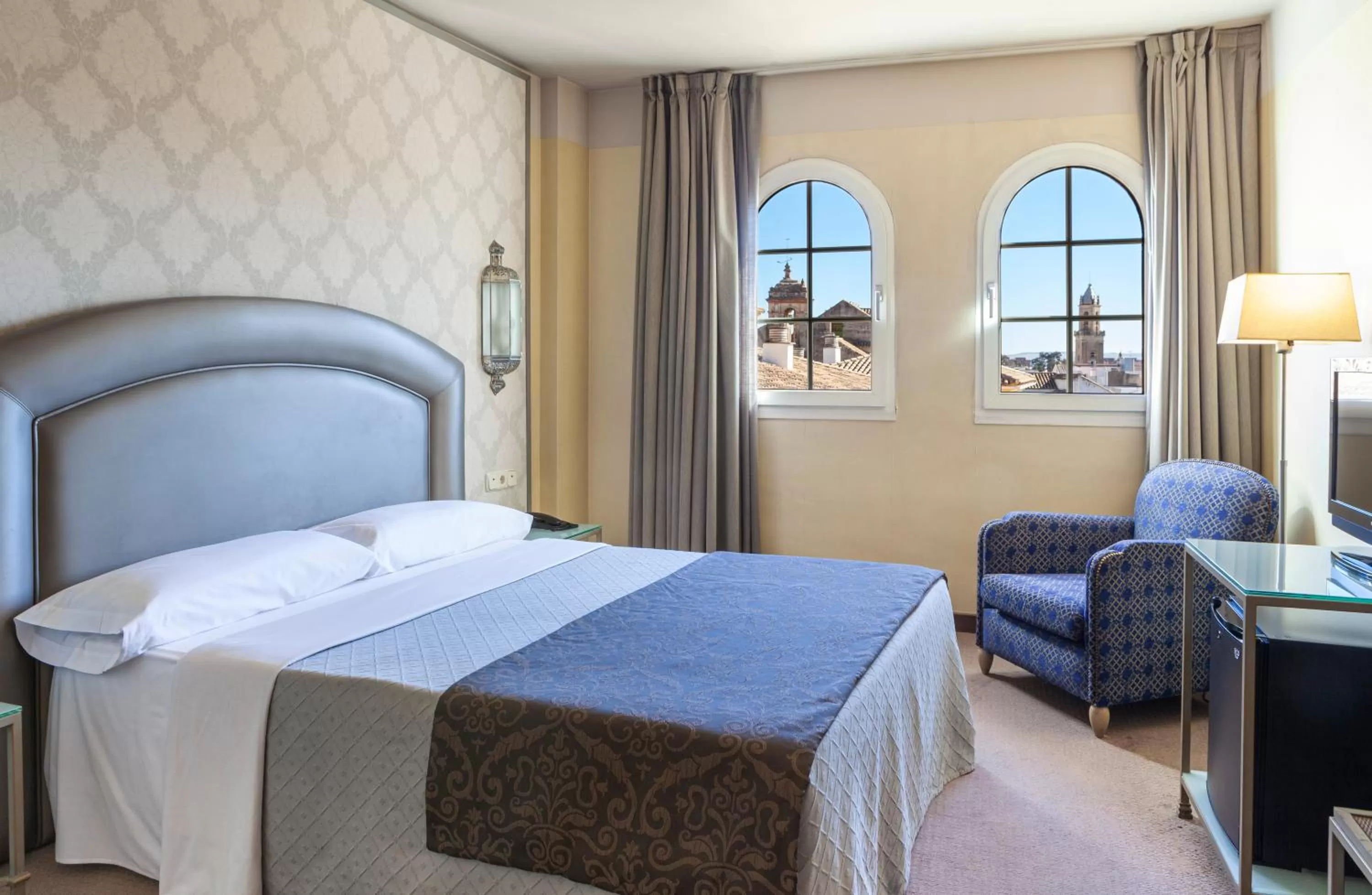 View (from property/room), Bed in Hotel Macià Alfaros