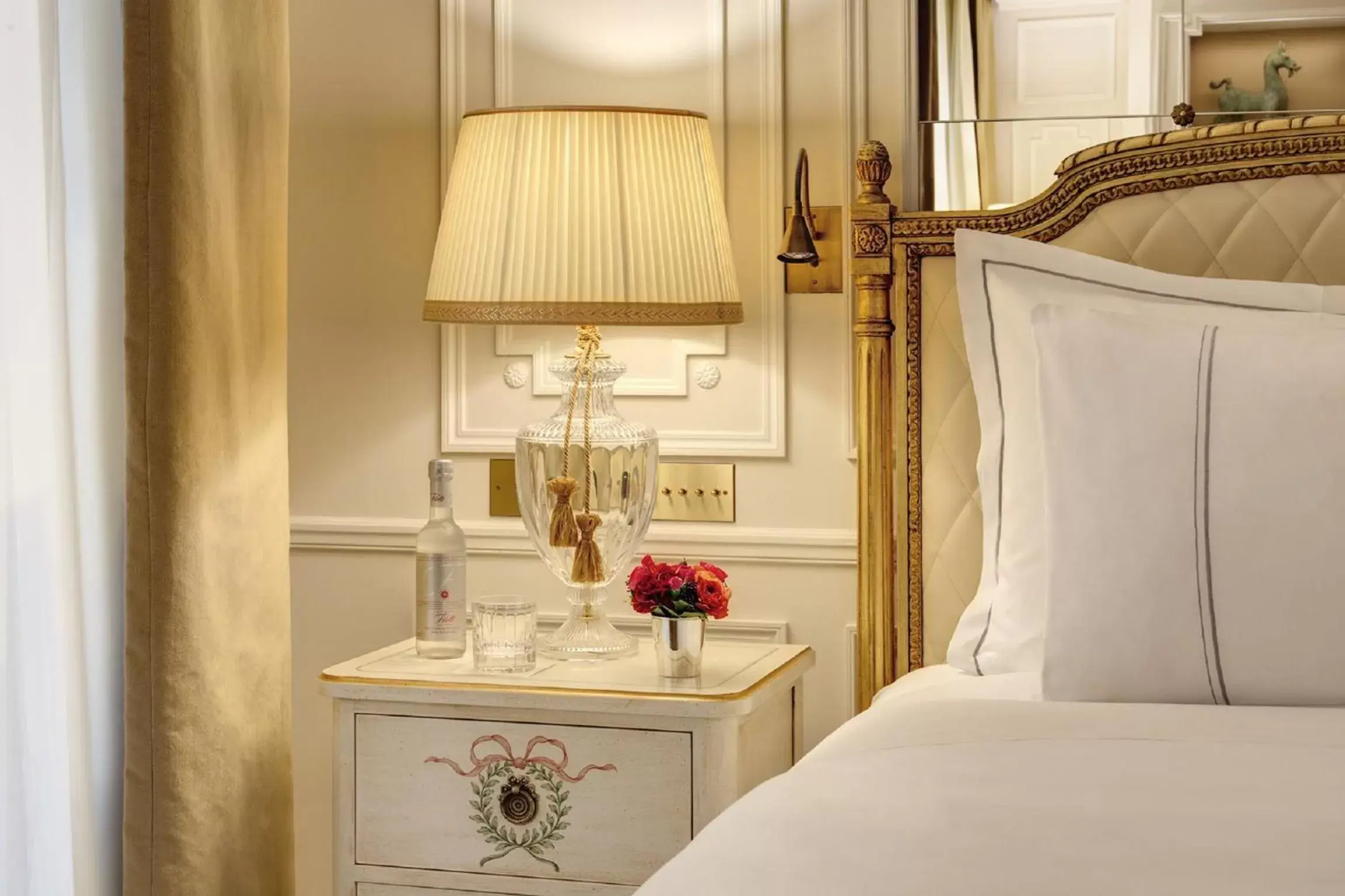 Bedroom in Hotel Splendide Royal Paris - Relais & Châteaux