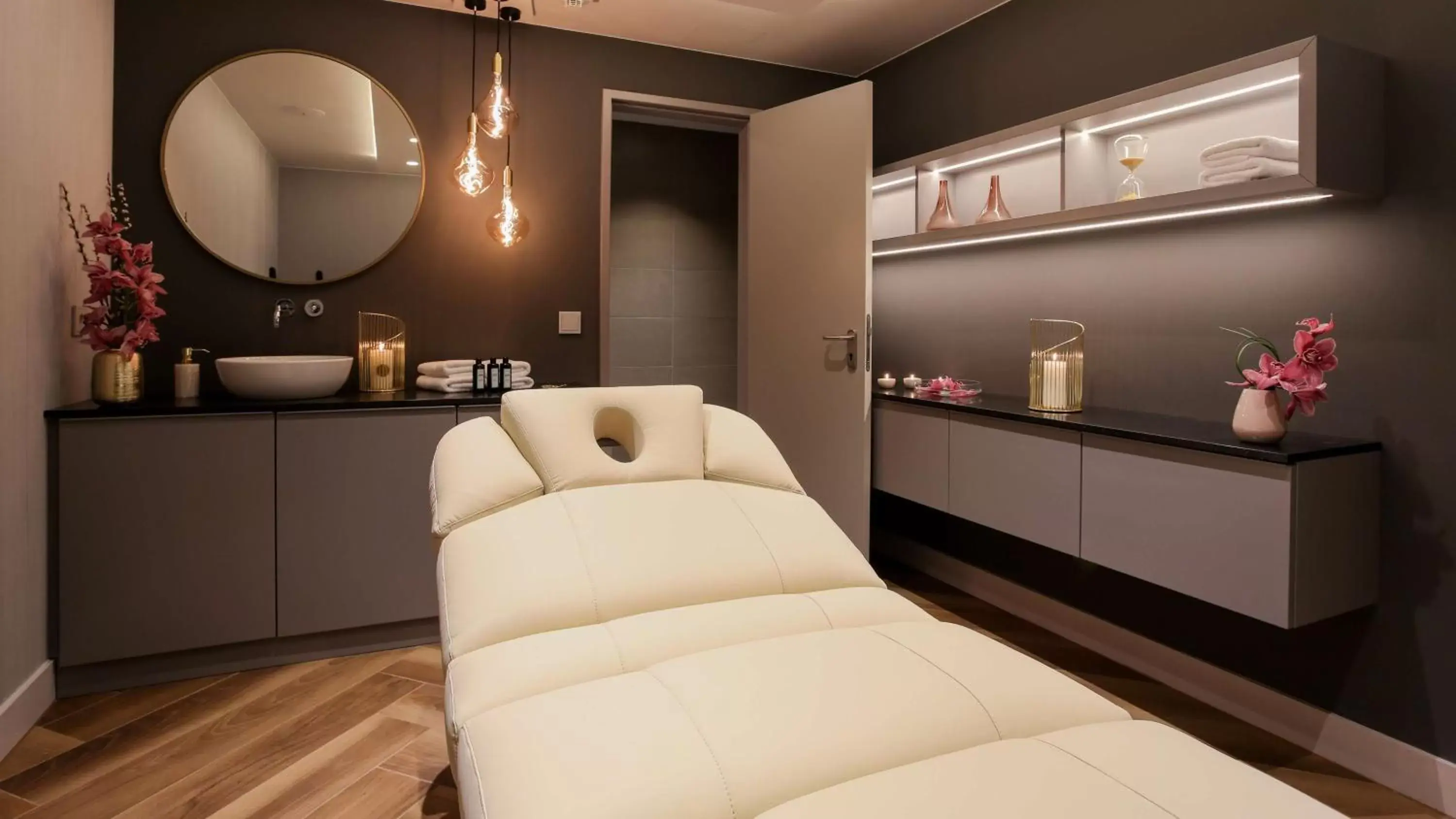 Spa and wellness centre/facilities, Kitchen/Kitchenette in art'otel berlin mitte, Powered by Radisson Hotels
