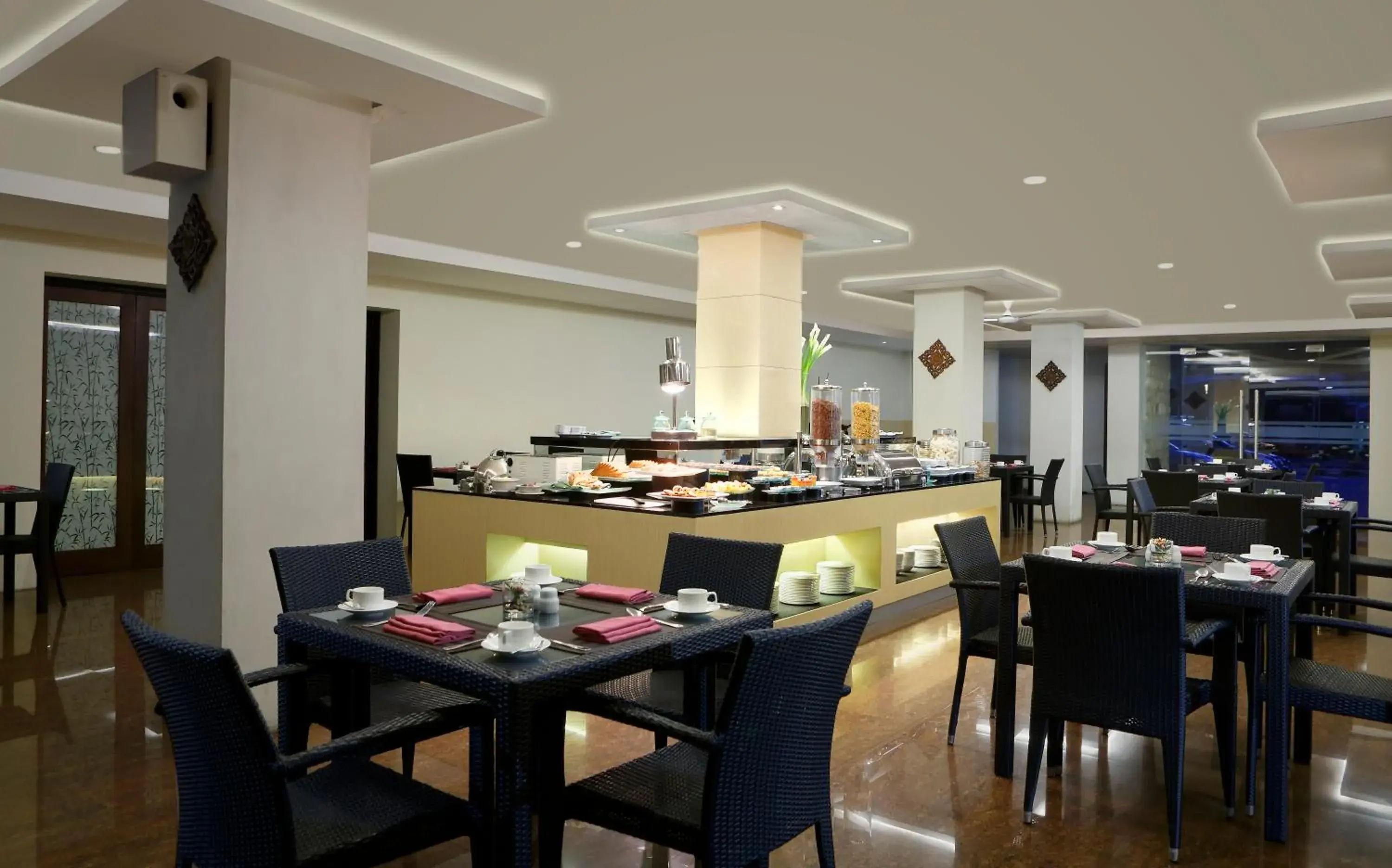 Restaurant/Places to Eat in Hotel Santika Kuta Bali