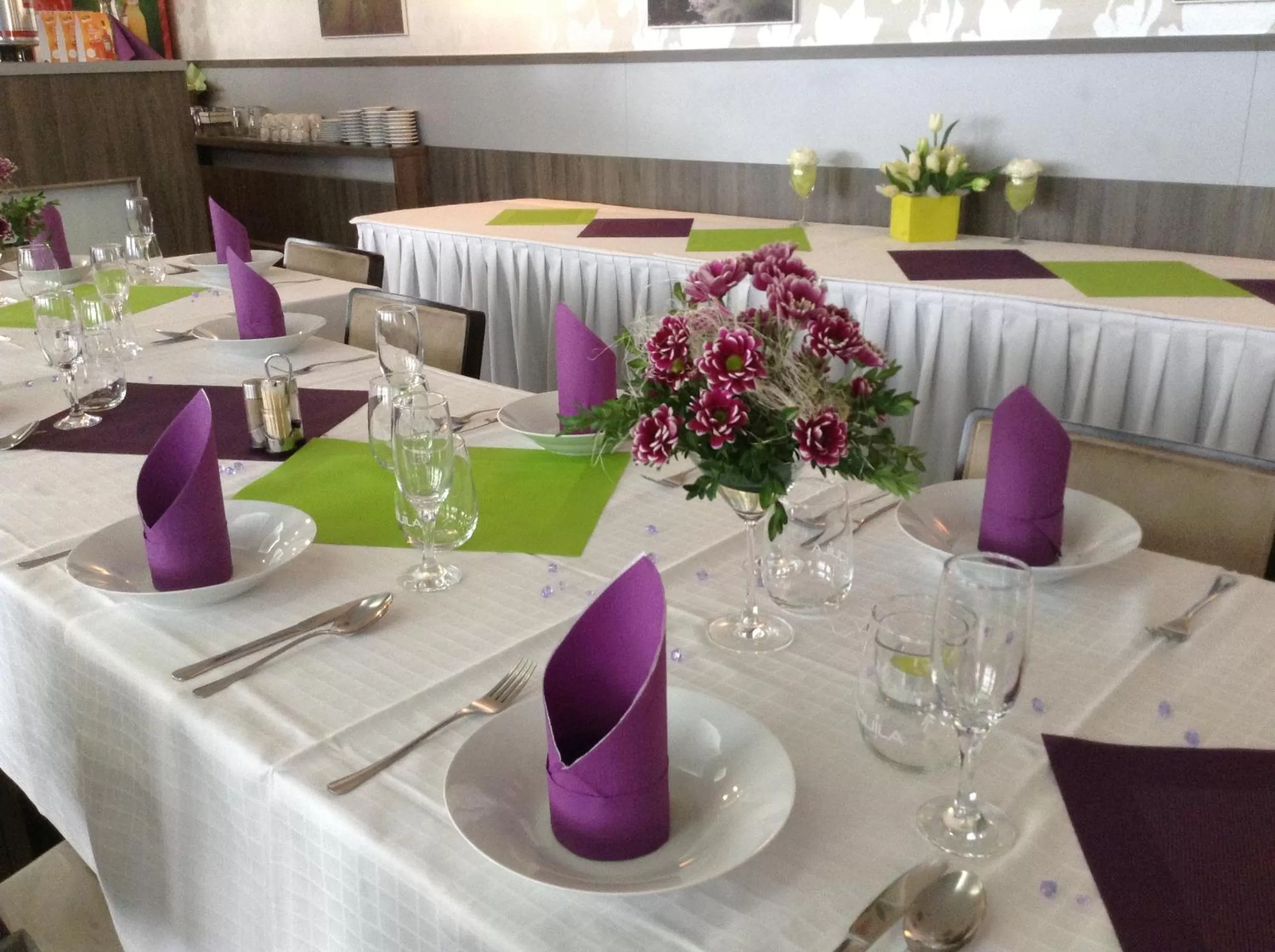 Restaurant/places to eat in Hotel Monde