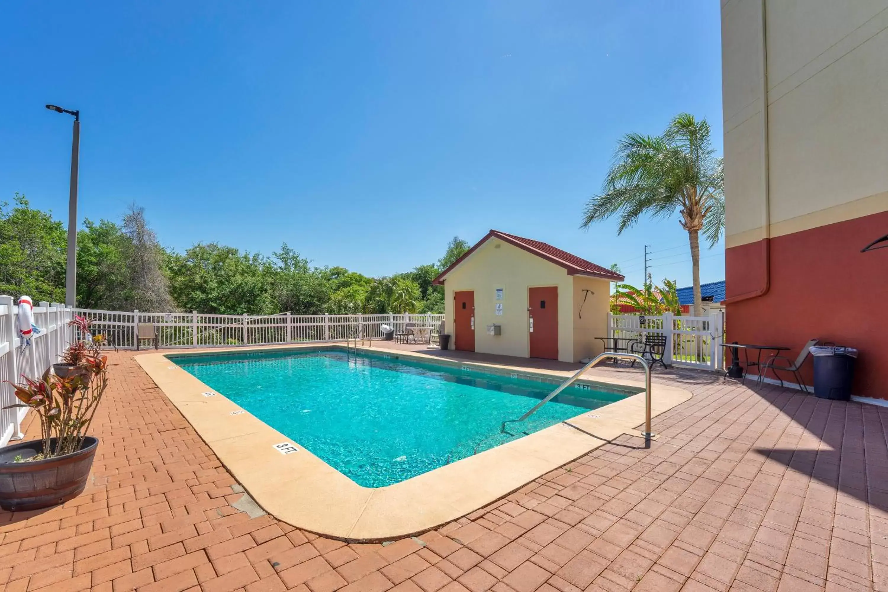 Swimming Pool in Sleep Inn Leesburg Chain of Lakes