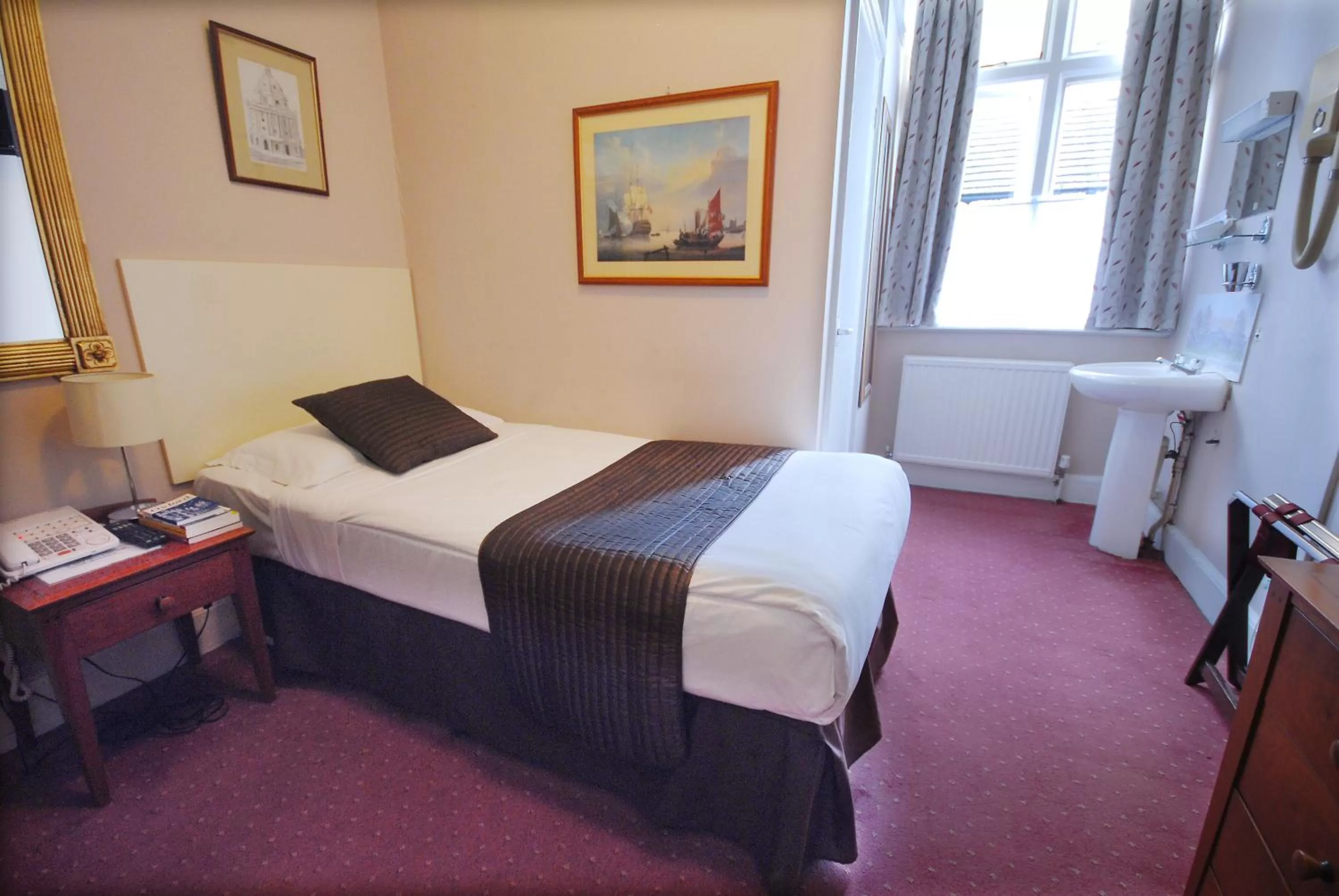 Bedroom, Bed in Tree Hotel at Iffley