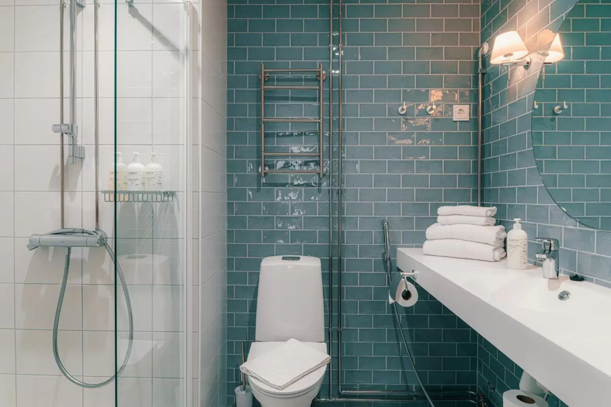 Shower, Bathroom in Original Sokos Hotel Seurahuone Savonlinna