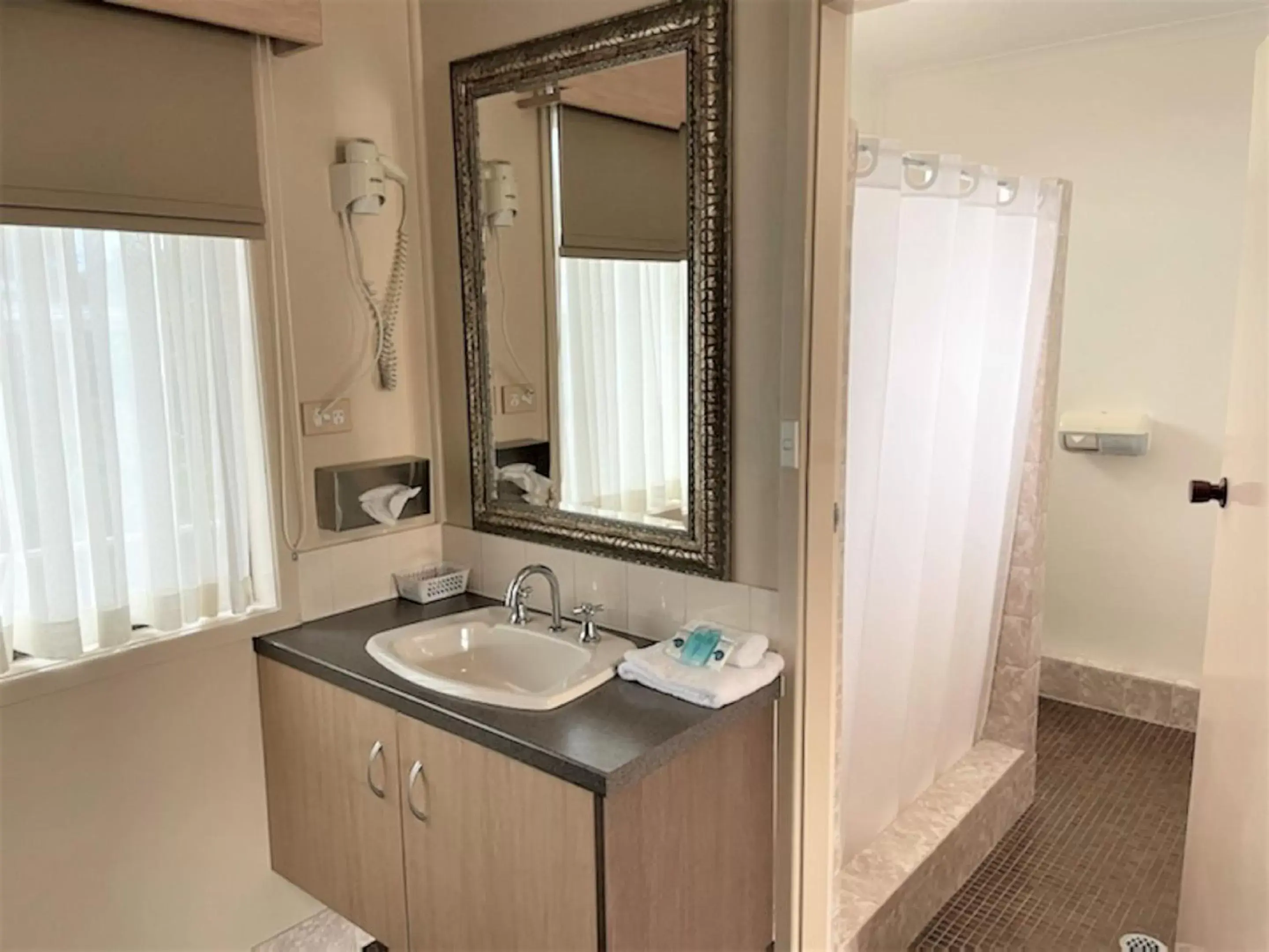 Shower, Bathroom in Milgate Motel