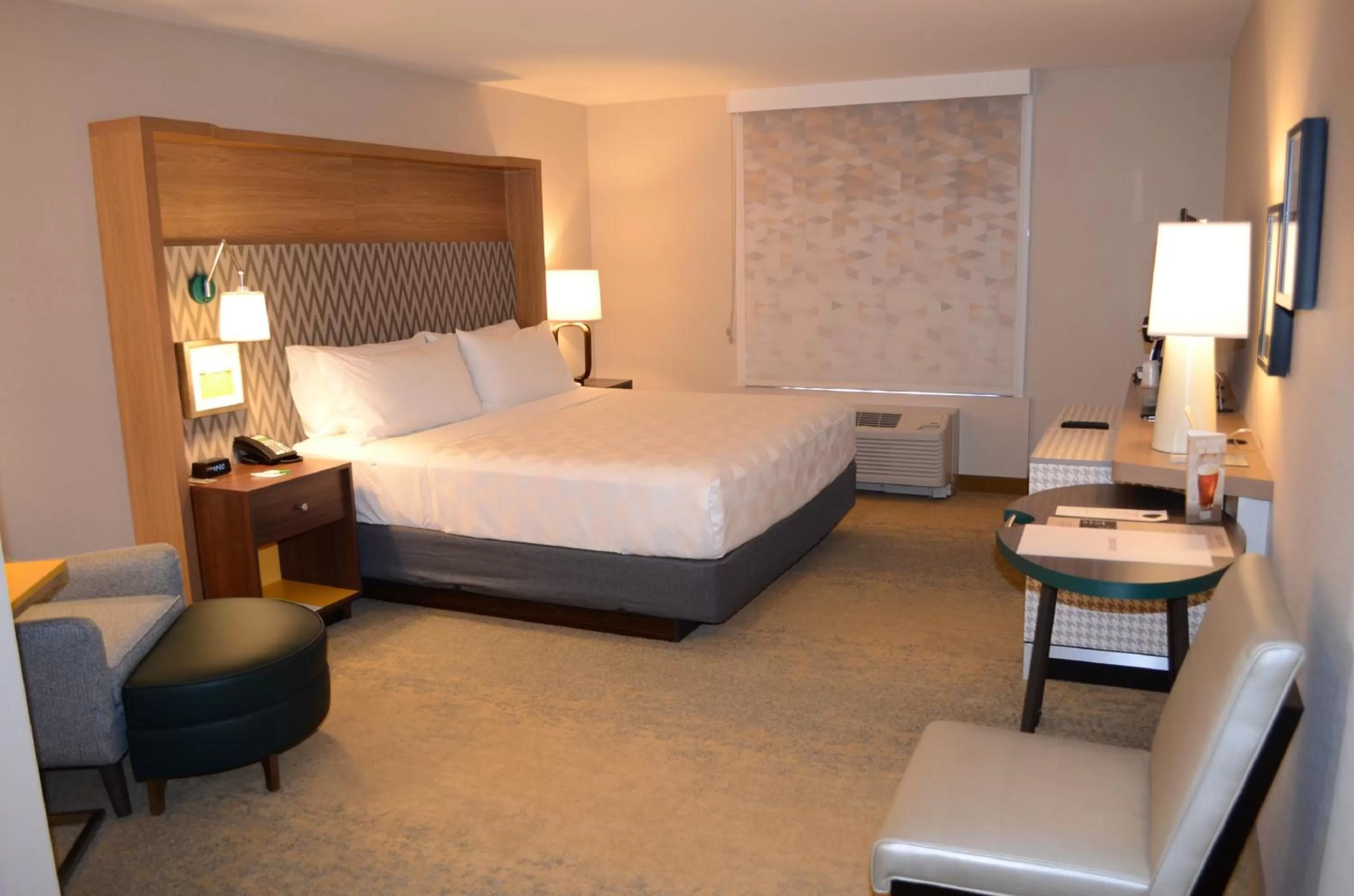 Photo of the whole room, Bed in Holiday Inn Edmonton South - Evario Events by IHG