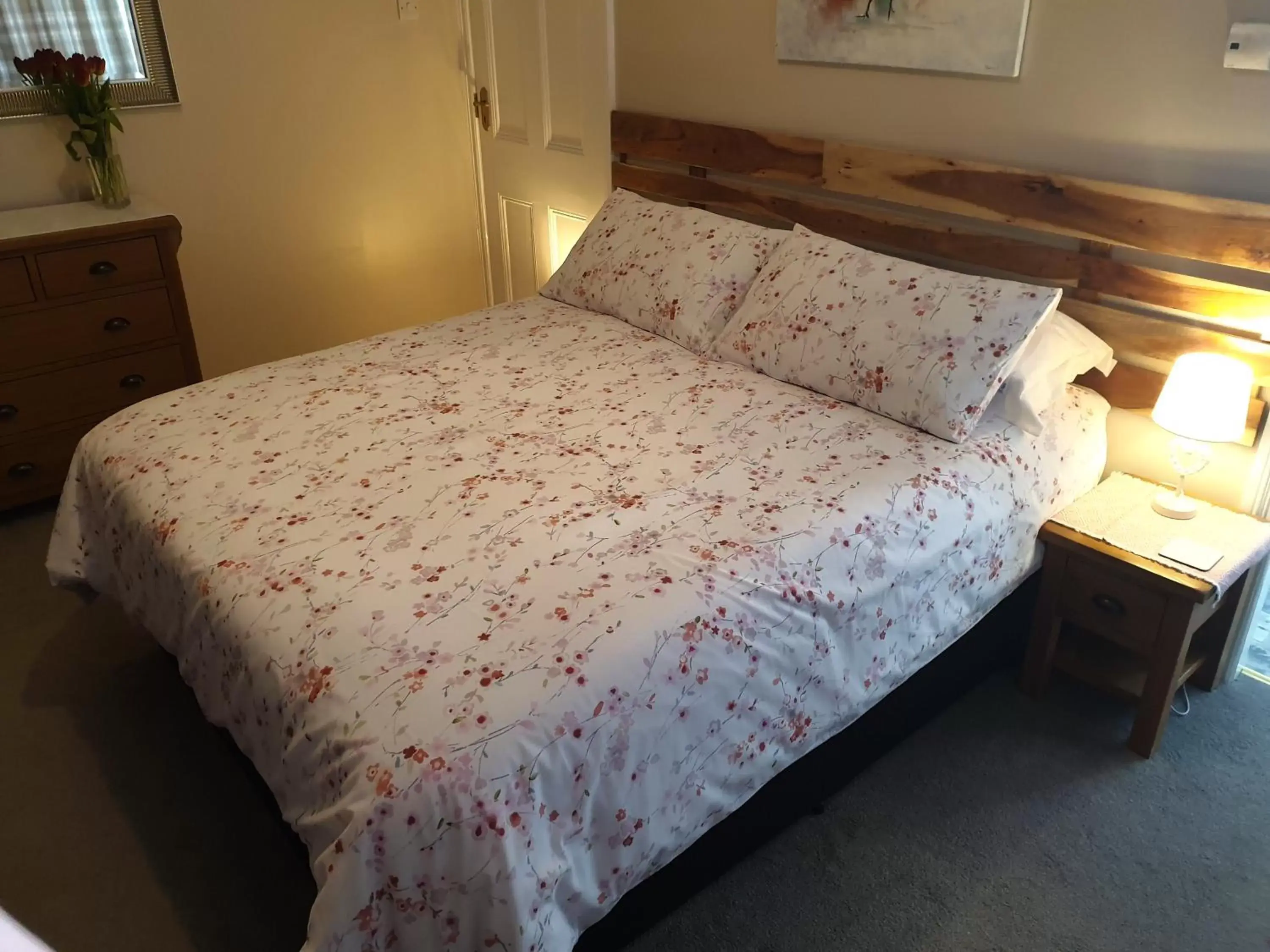 Bedroom, Bed in Lyndene