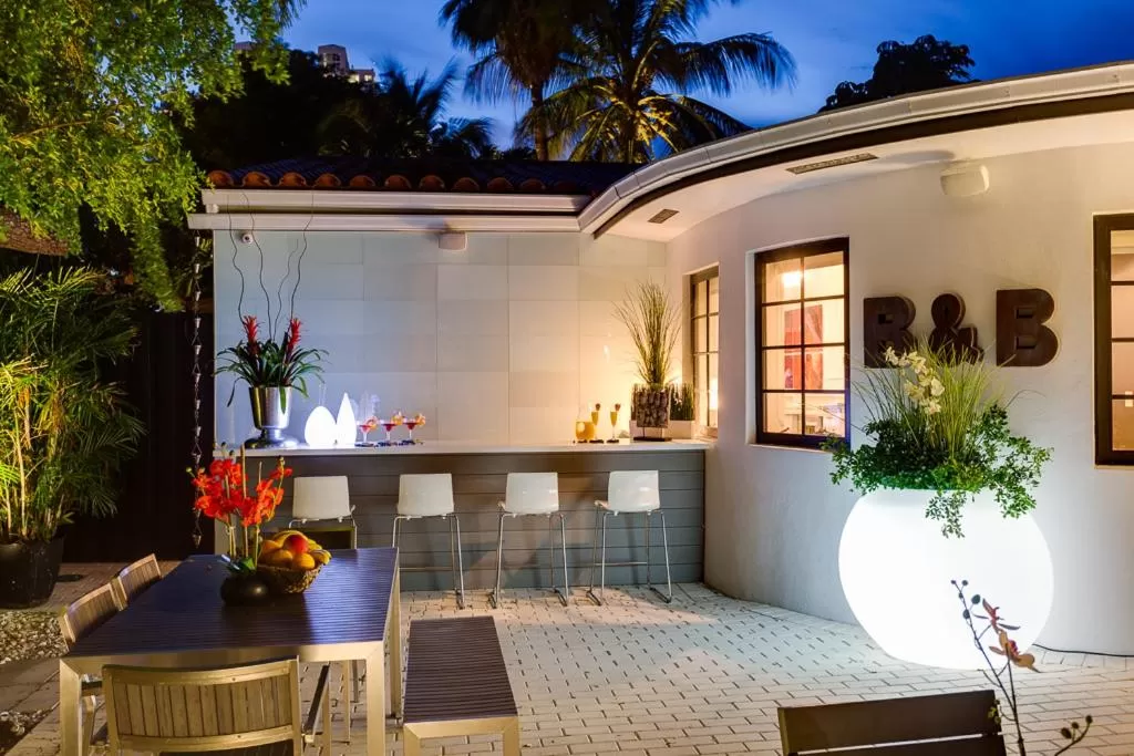 Night in Bars B&B South Beach Hotel