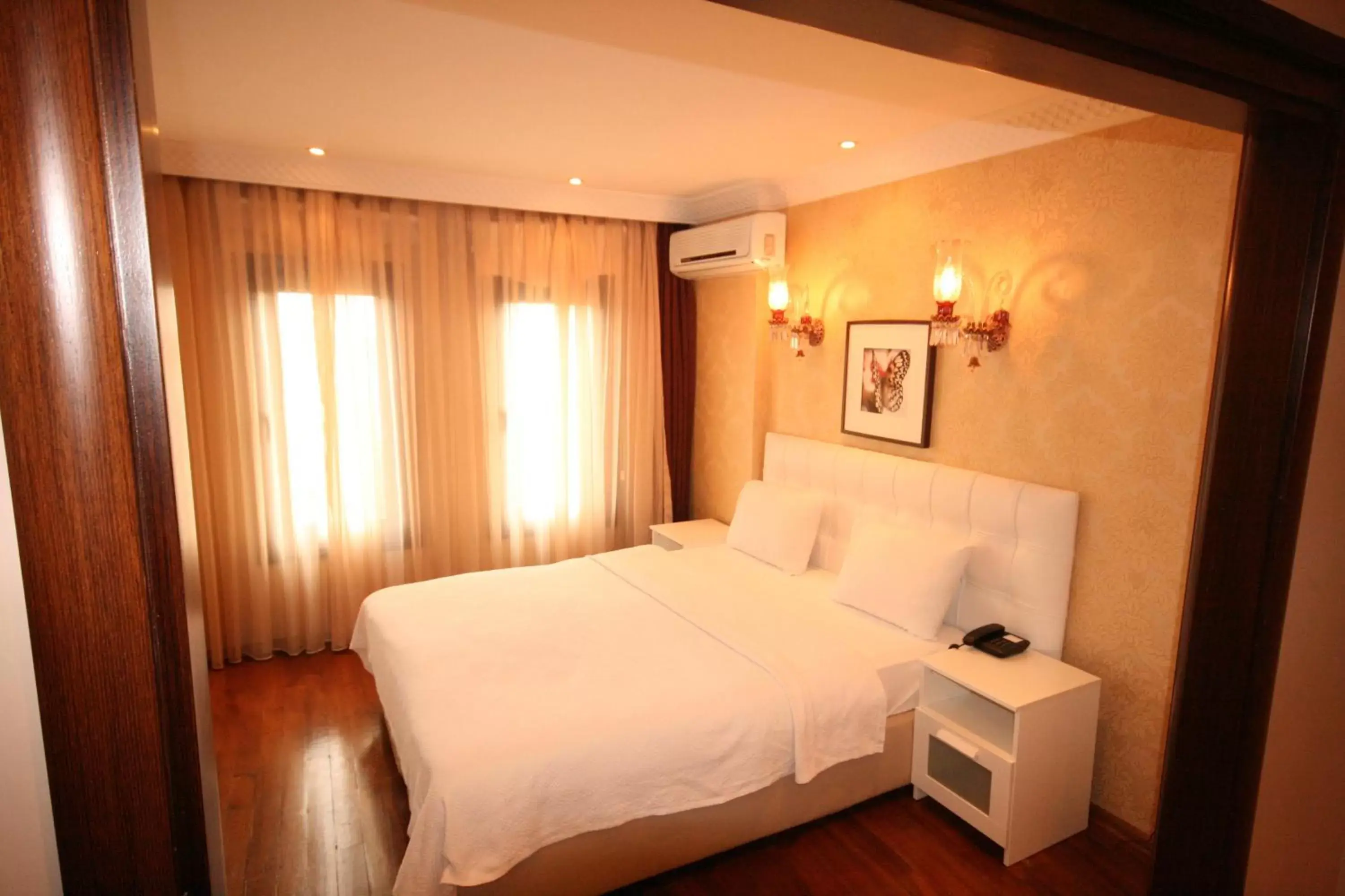 Photo of the whole room, Bed in Mangana Konak Hotel