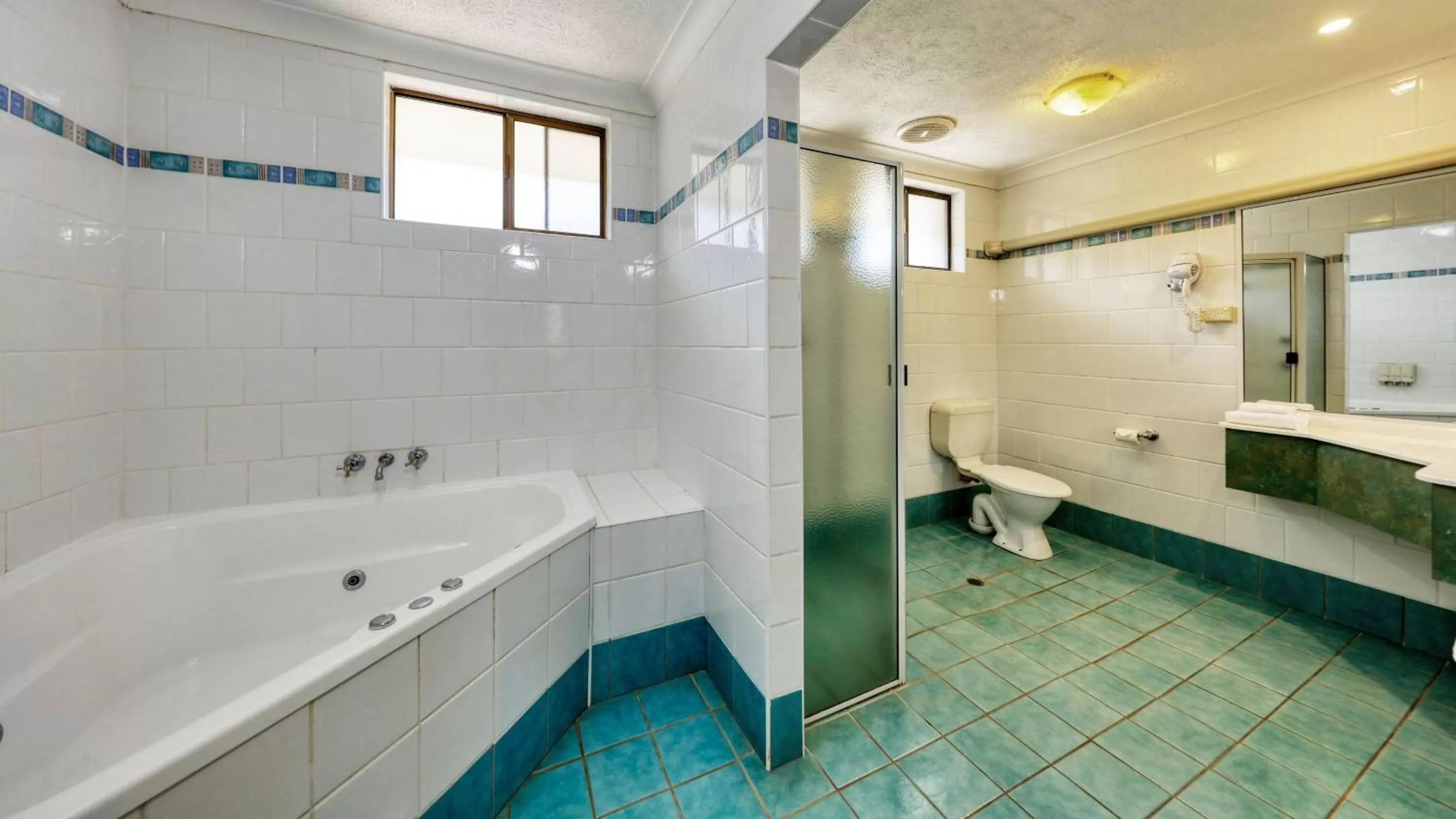 Bathroom in James Street Motor Inn