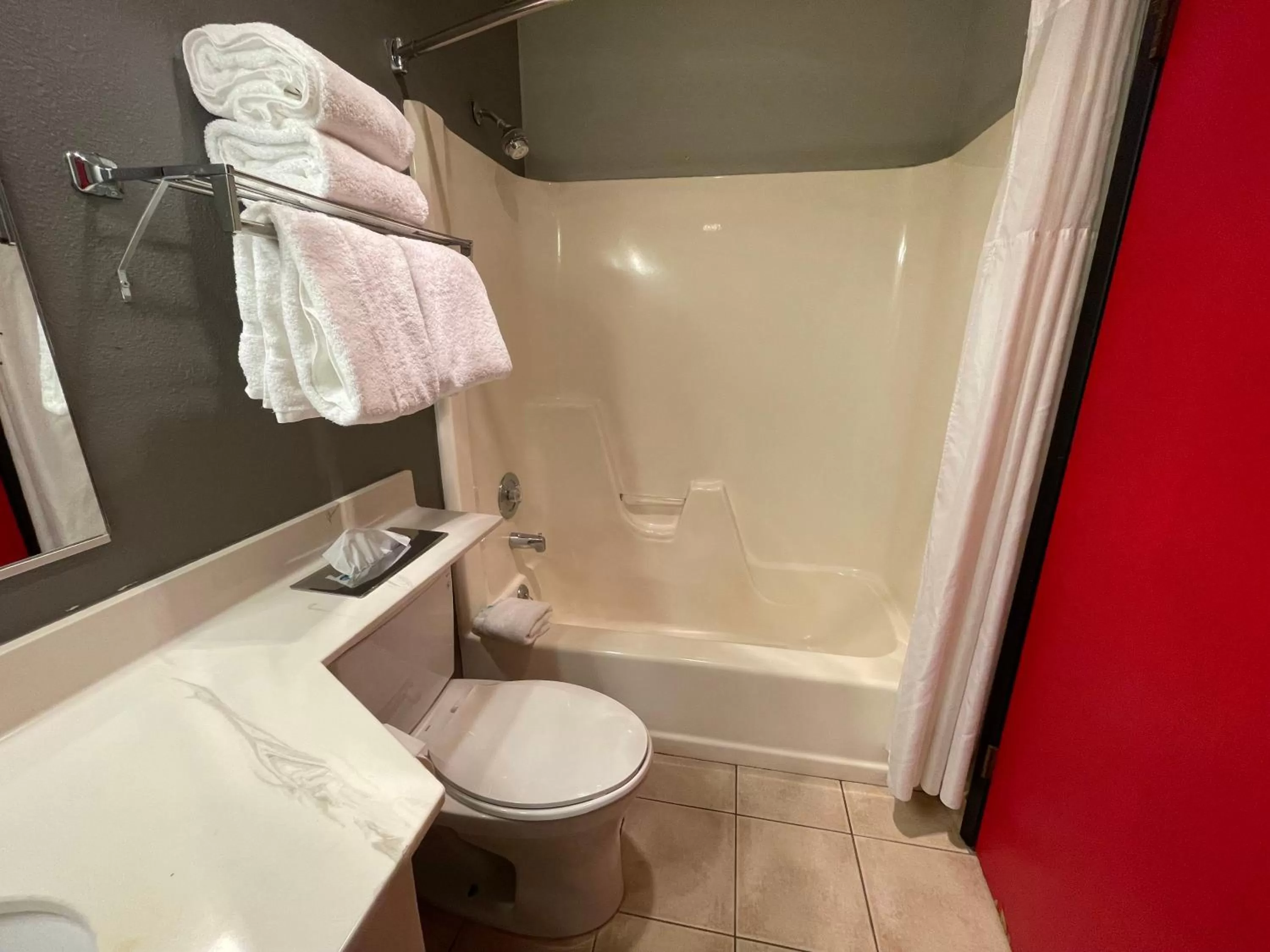 Bathroom in Sunnyside Inn and Suites