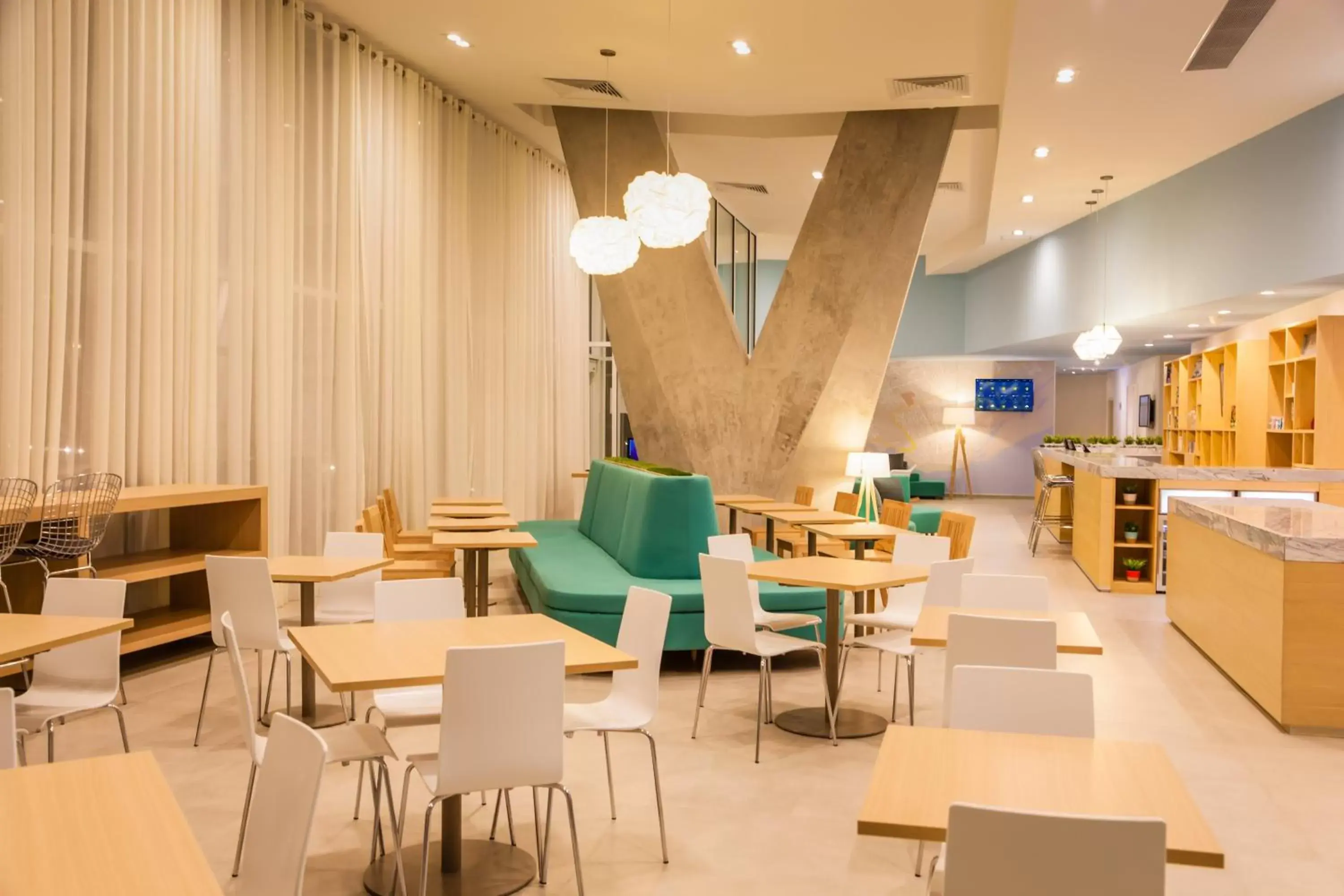 Lobby or reception, Restaurant/Places to Eat in Fiesta Inn & Loft Ciudad del Carmen