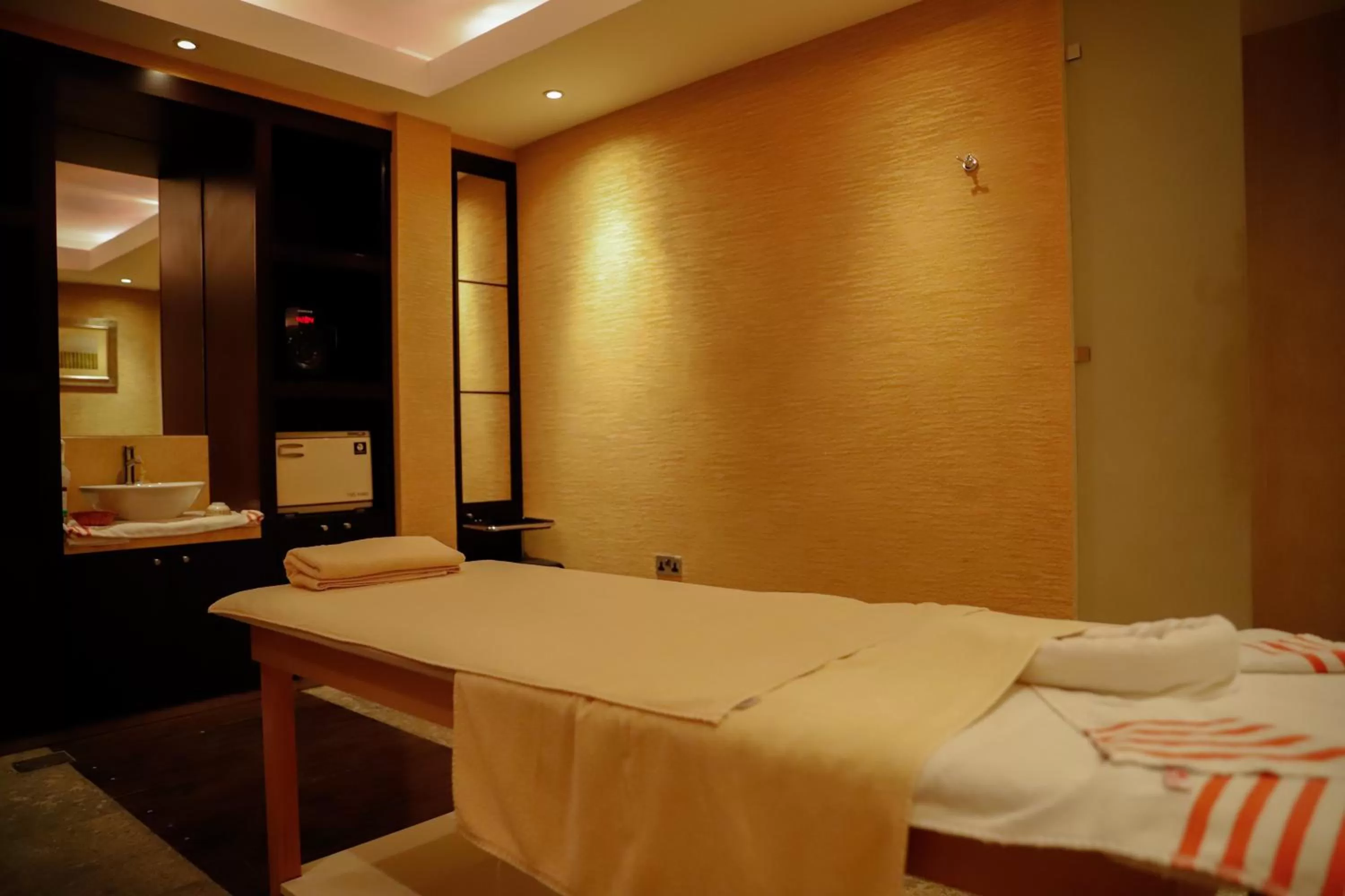 Spa and wellness centre/facilities, Bed in Crowne Plaza Sohar by IHG