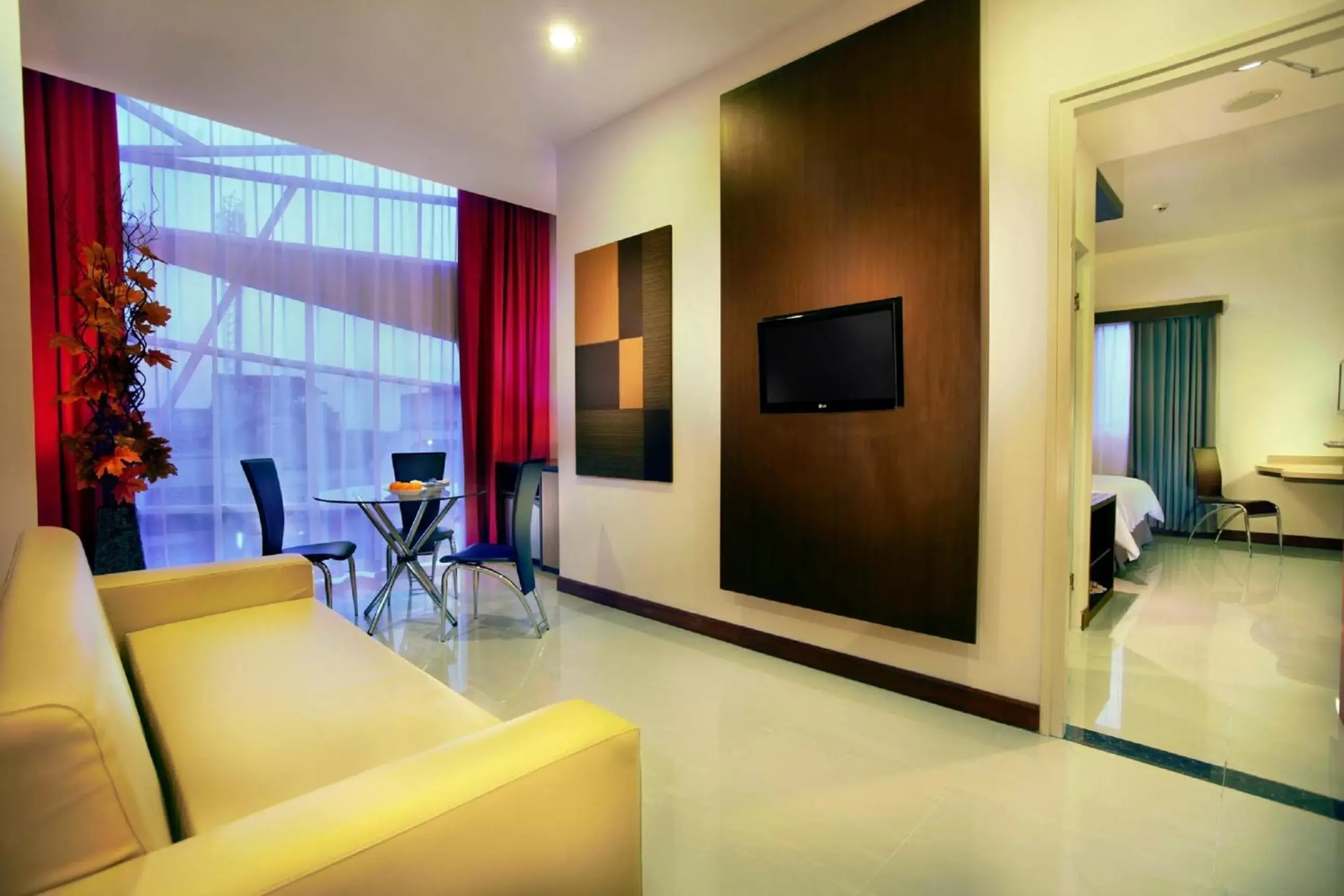 Photo of the whole room, TV/Entertainment Center in favehotel Kusumanegara