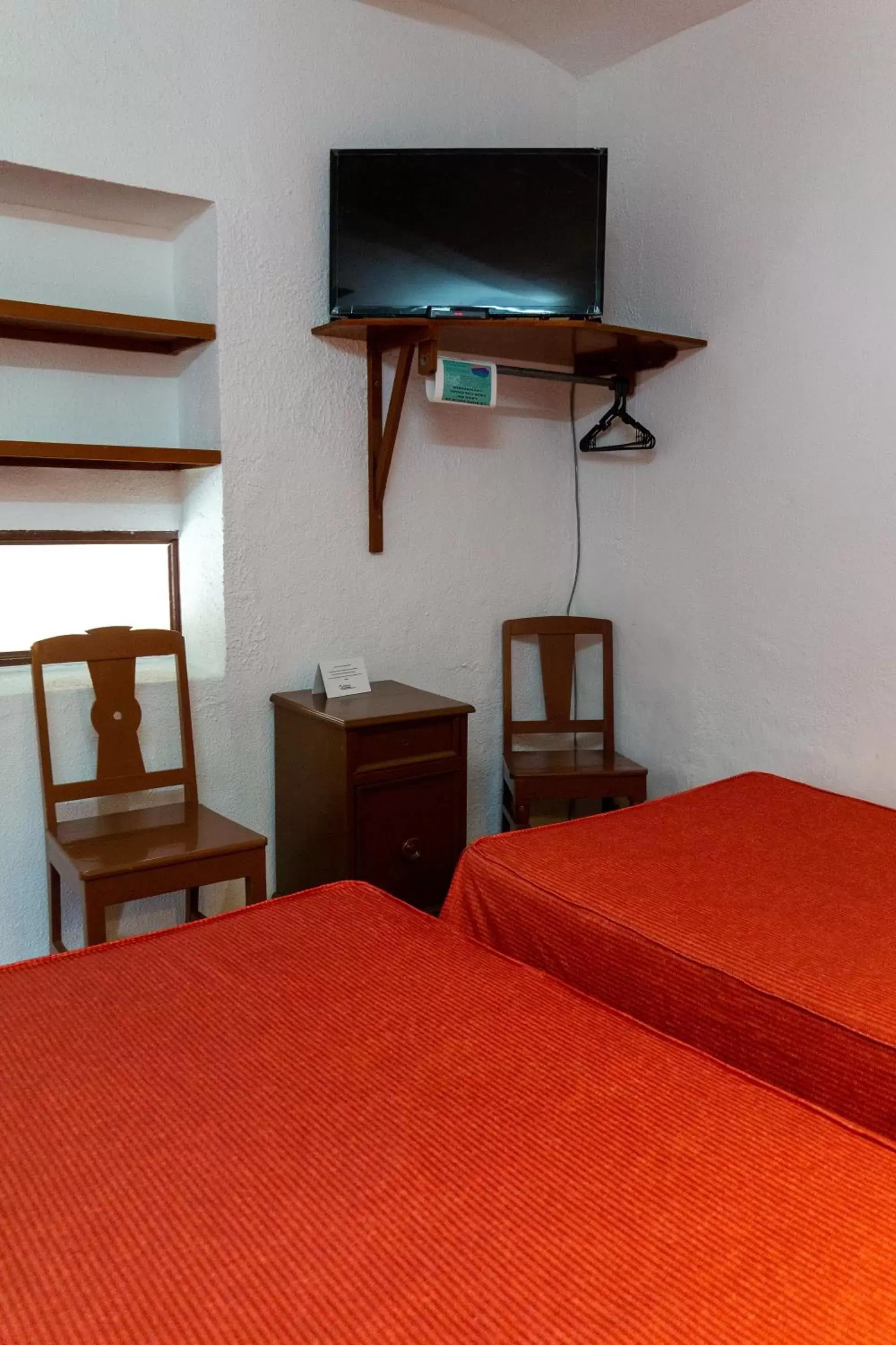 Bed, TV/Entertainment Center in Hotel Colonial