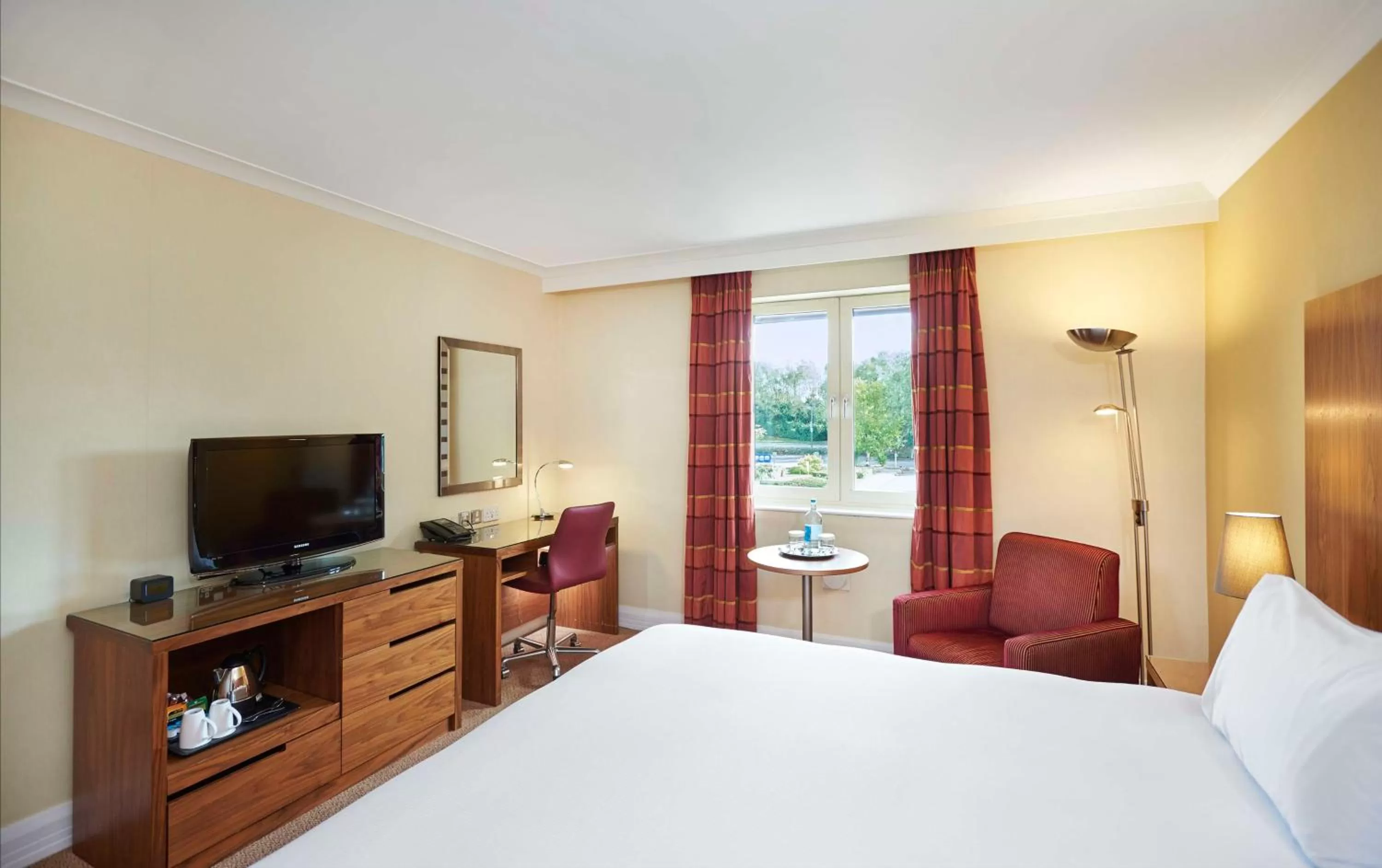 Bed in DoubleTree by Hilton Bristol North