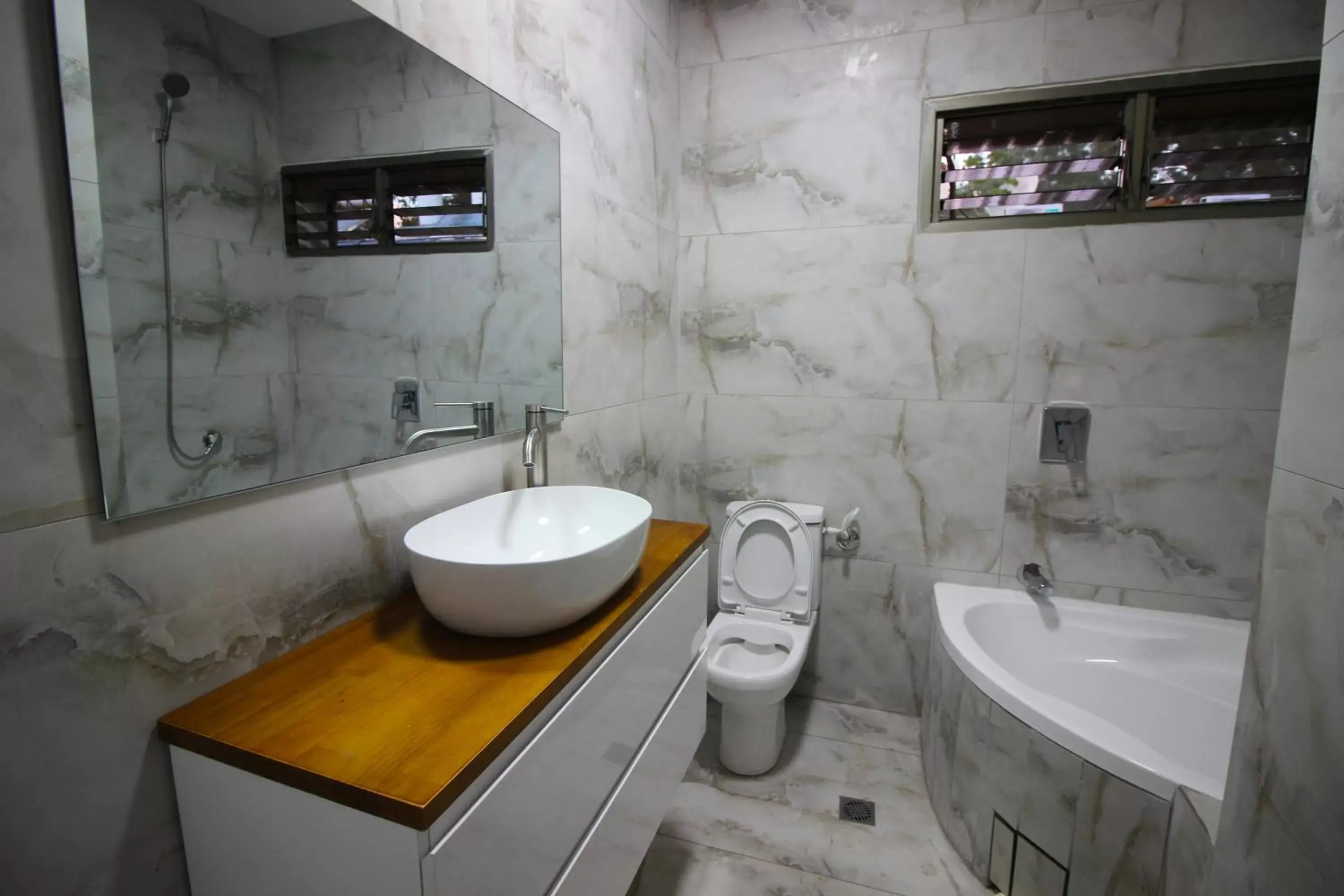 Shower, Bathroom in Sunset Inn