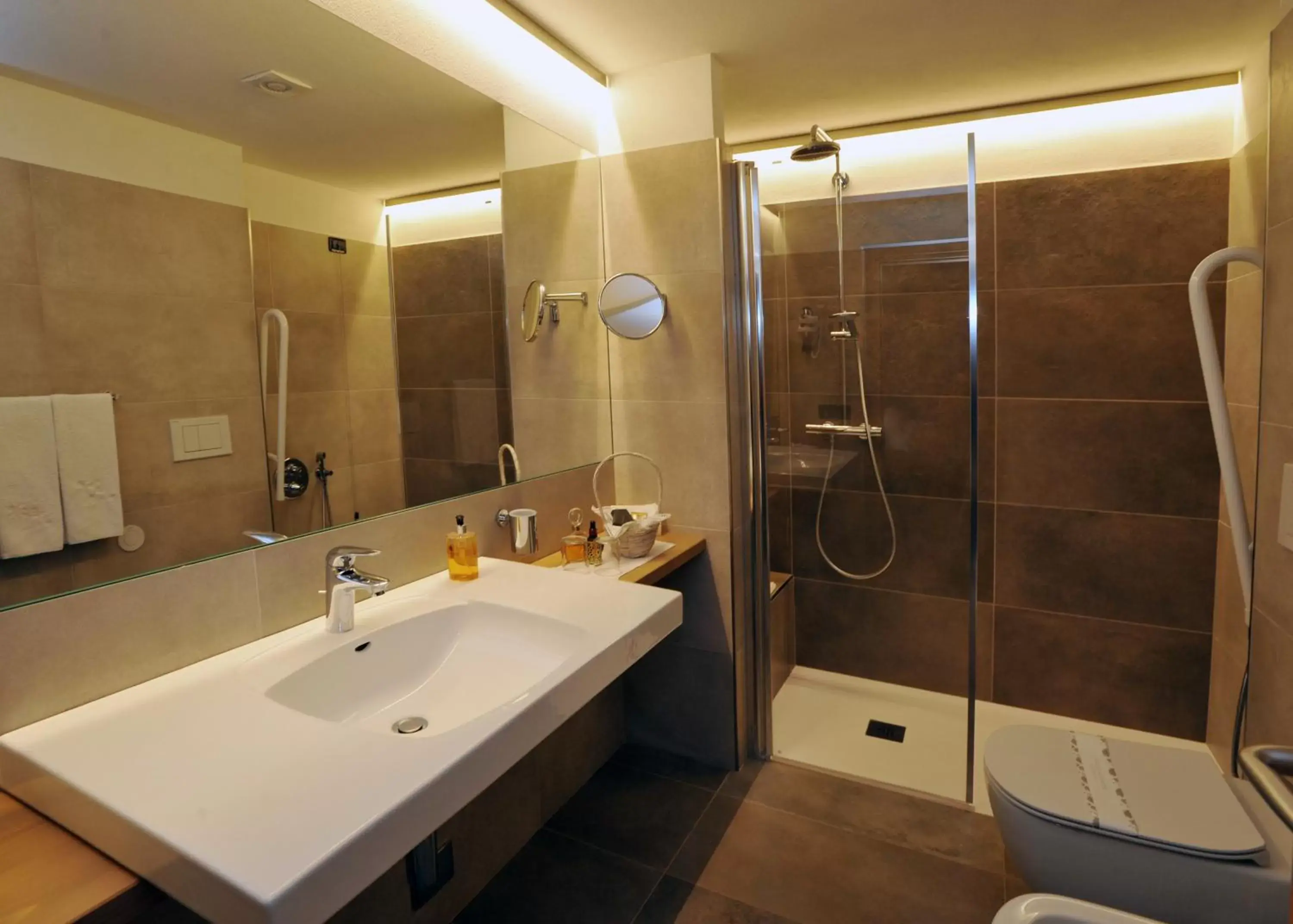 Shower, Bathroom in Palace Hotel Wellness & Beauty