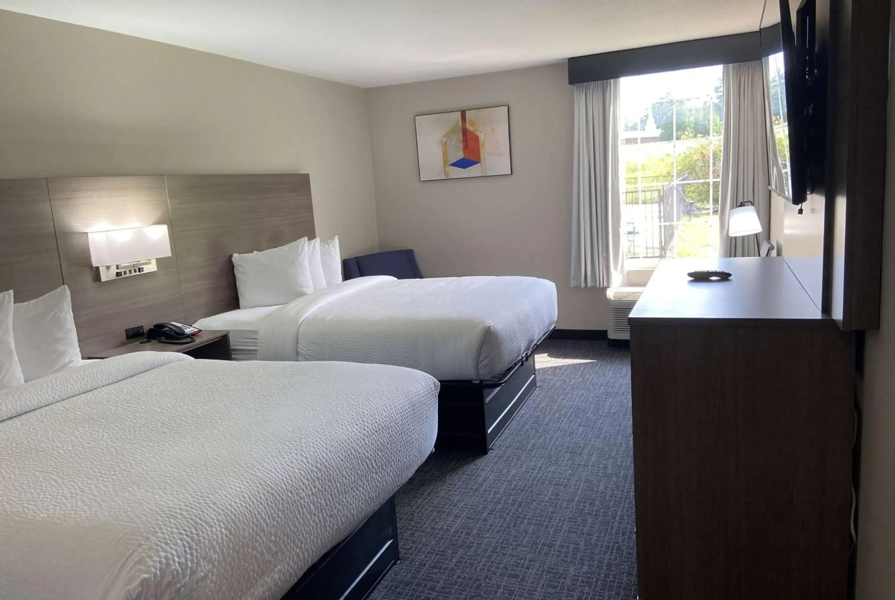 Photo of the whole room, Bed in Days Inn & Suites by Wyndham Tahlequah Photo of the whole room, Bed in Days Inn & Suites by Wyndham Tahlequah