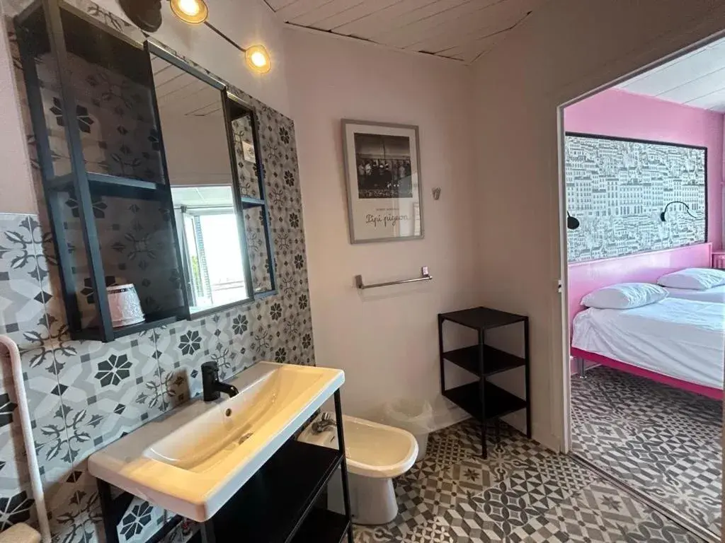 Bathroom in Hôtel de la Croix-Rousse