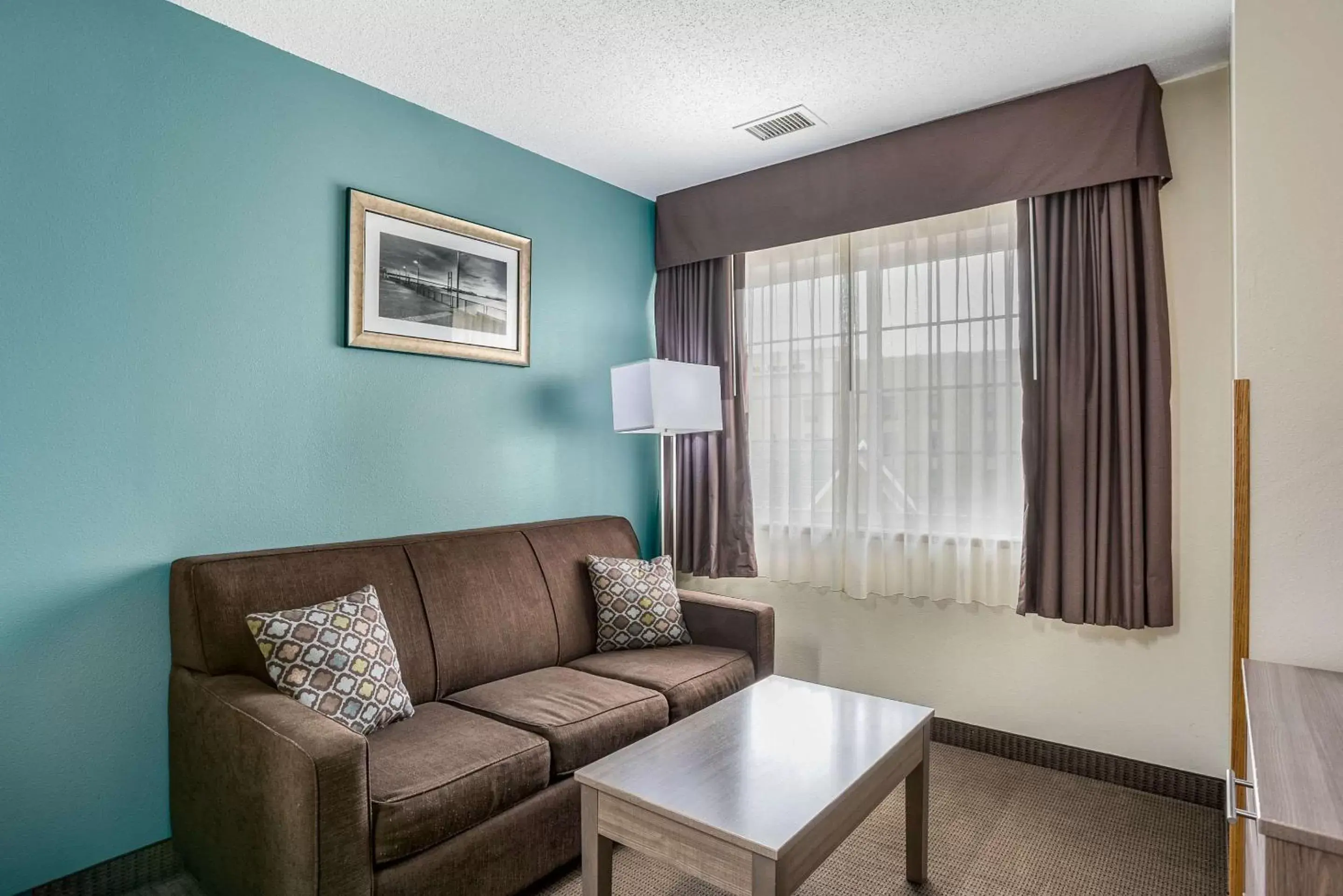 Photo of the whole room, Seating Area in MainStay Suites Cedar Rapids North - Marion