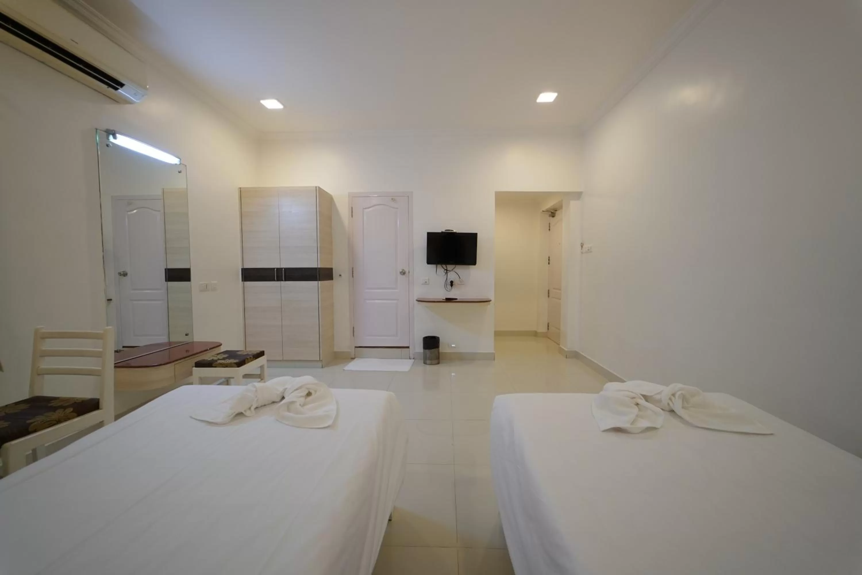 TV and multimedia, Bed in Hotel Palmyra Grand Inn