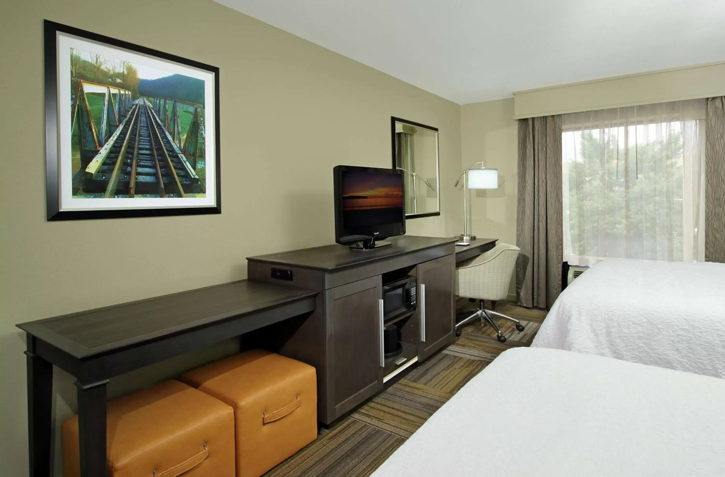 Bedroom, TV/Entertainment Center in Hampton Inn Jasper