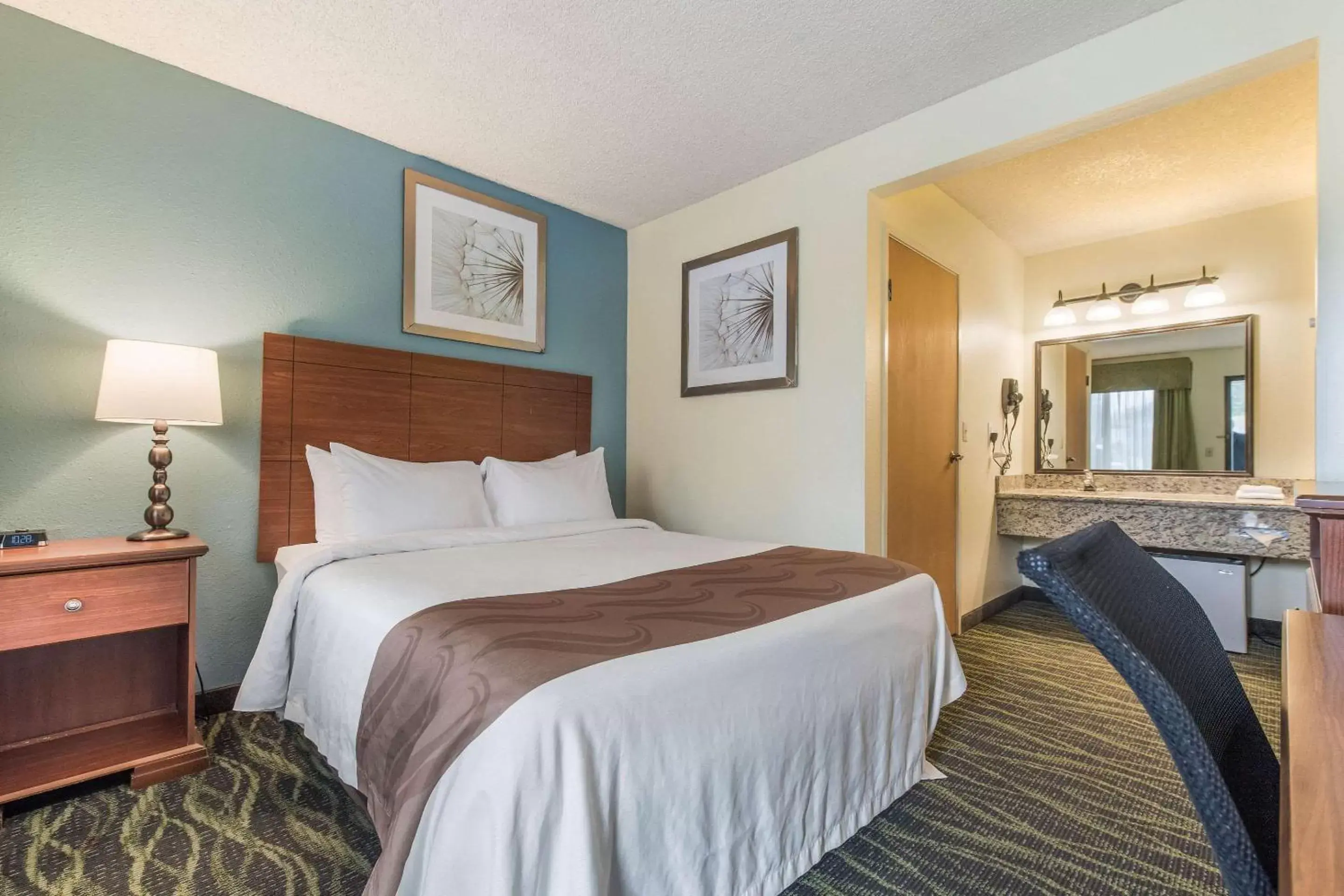Photo of the whole room, Bed in Quality Inn Bellevue