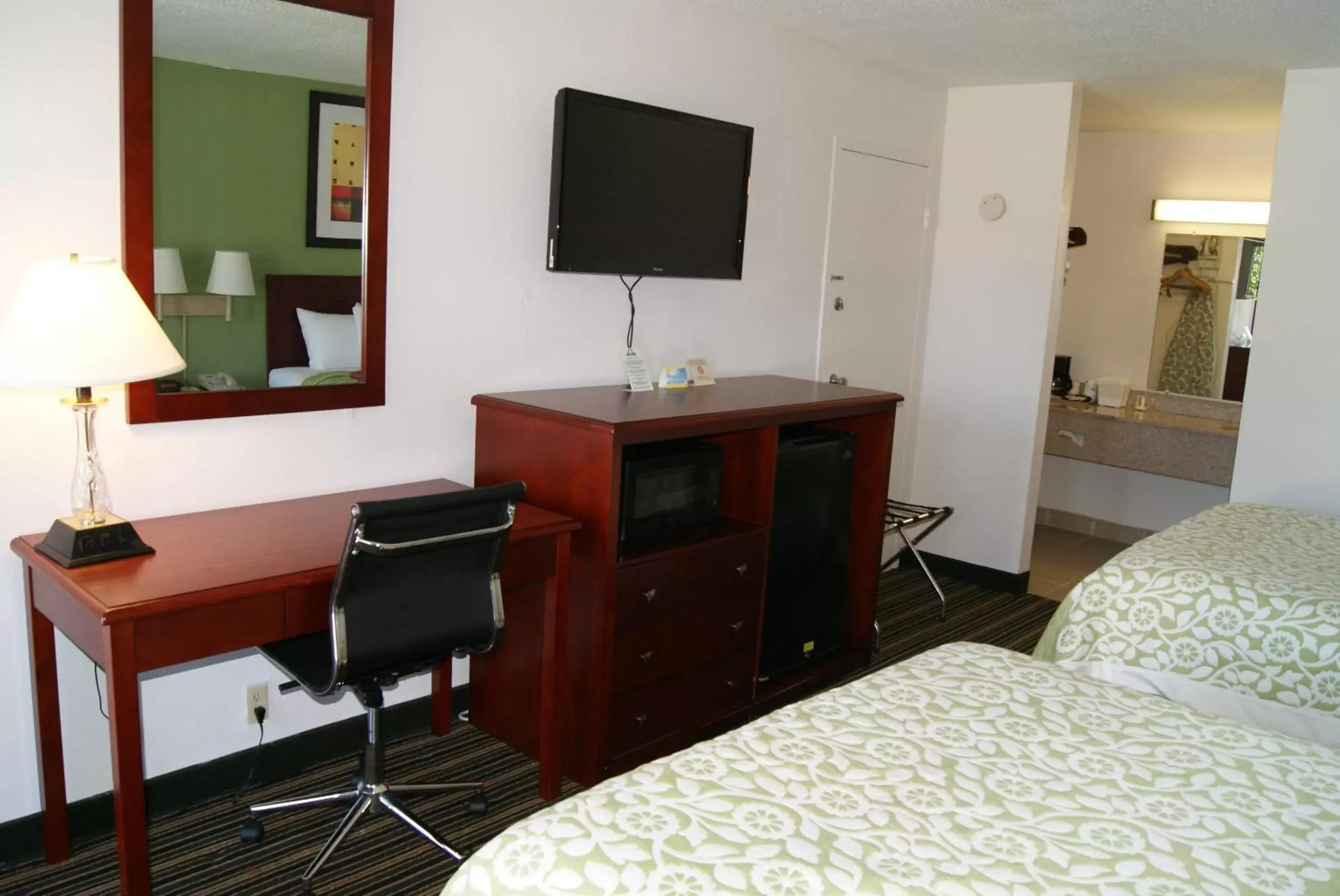 Photo of the whole room, TV/Entertainment Center in Days Inn by Wyndham Shelby