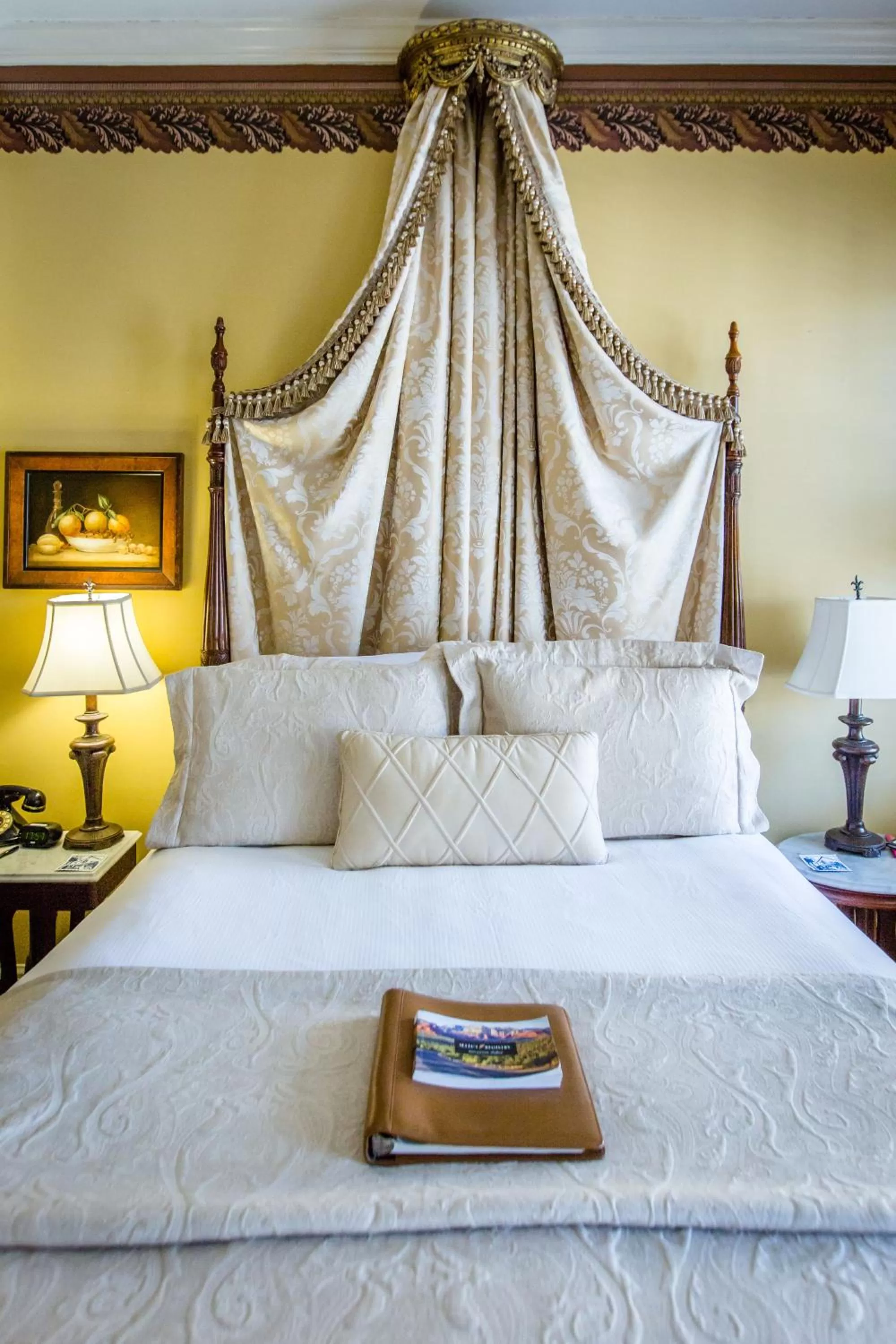 Bed in Ballastone Inn