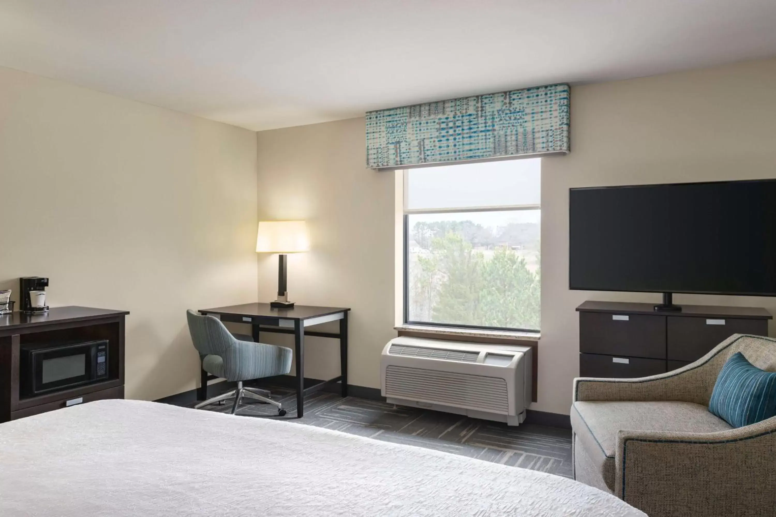 Bedroom, TV/Entertainment Center in Hampton Inn New Albany