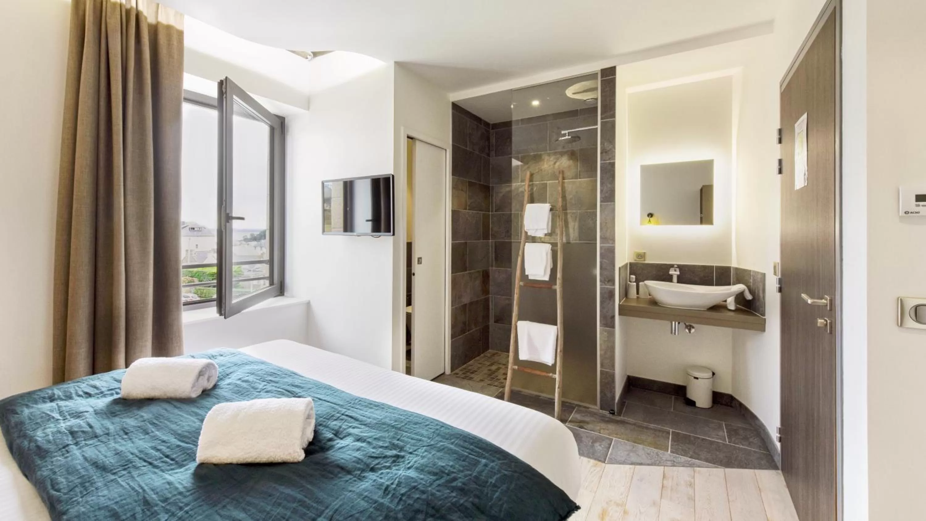 Shower, Bed in Pavillon de la plage
