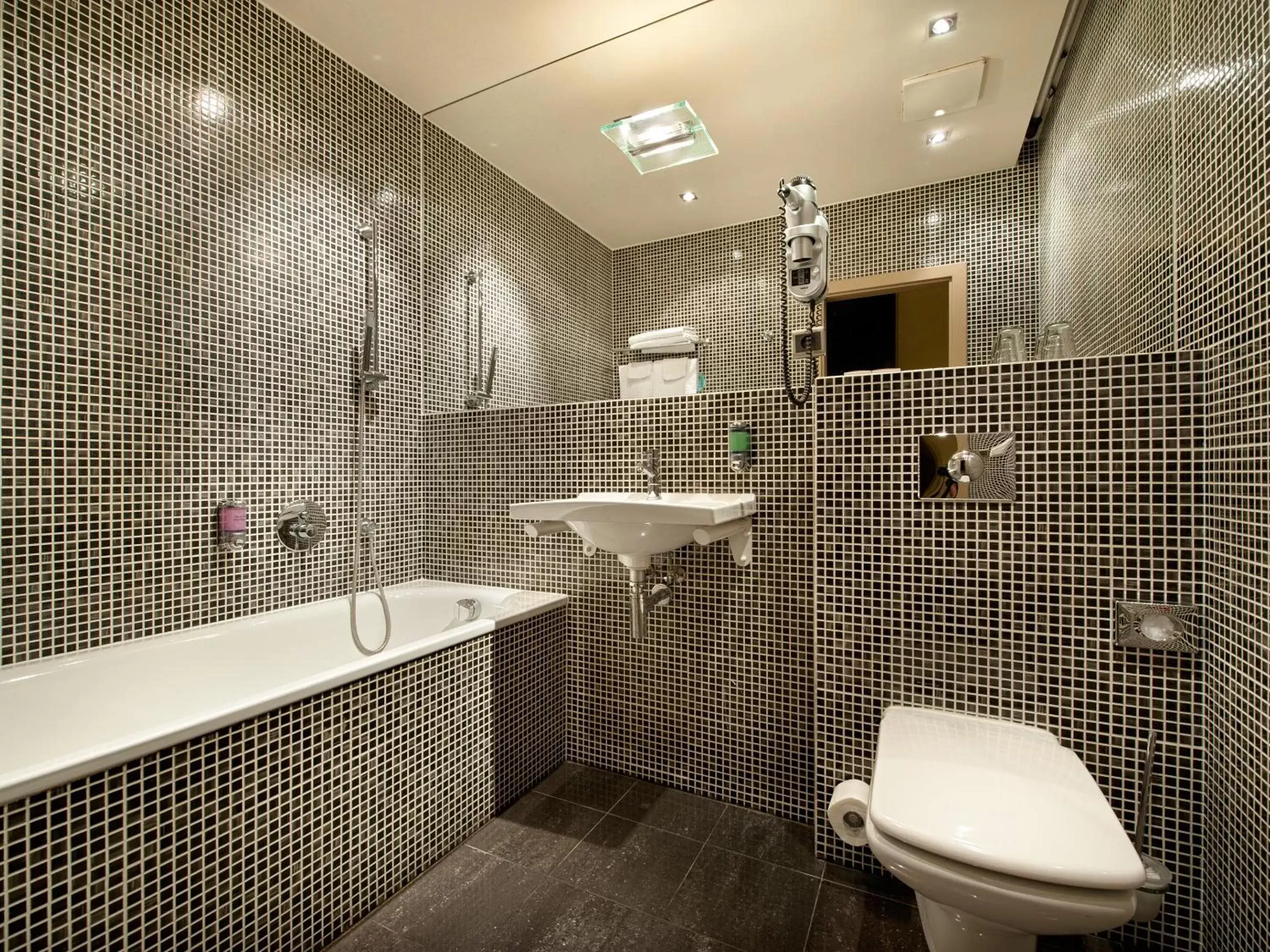 Bathroom in EA Hotel Crystal Palace