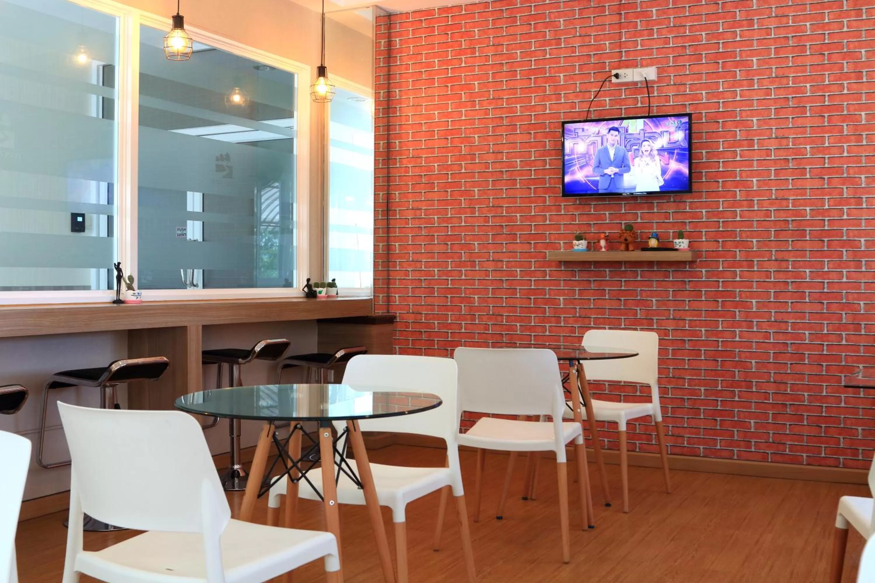 Restaurant/places to eat in Triple Trees Hotel