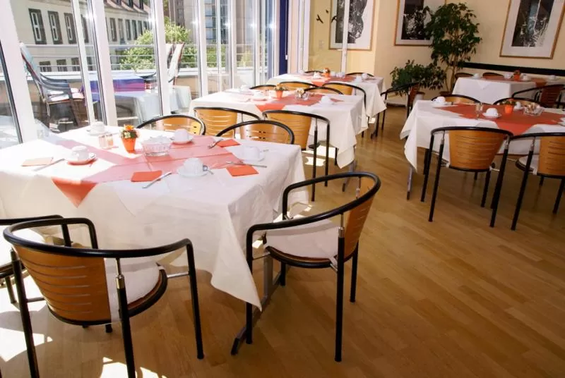 Restaurant/places to eat in Hotel Am Weberplatz