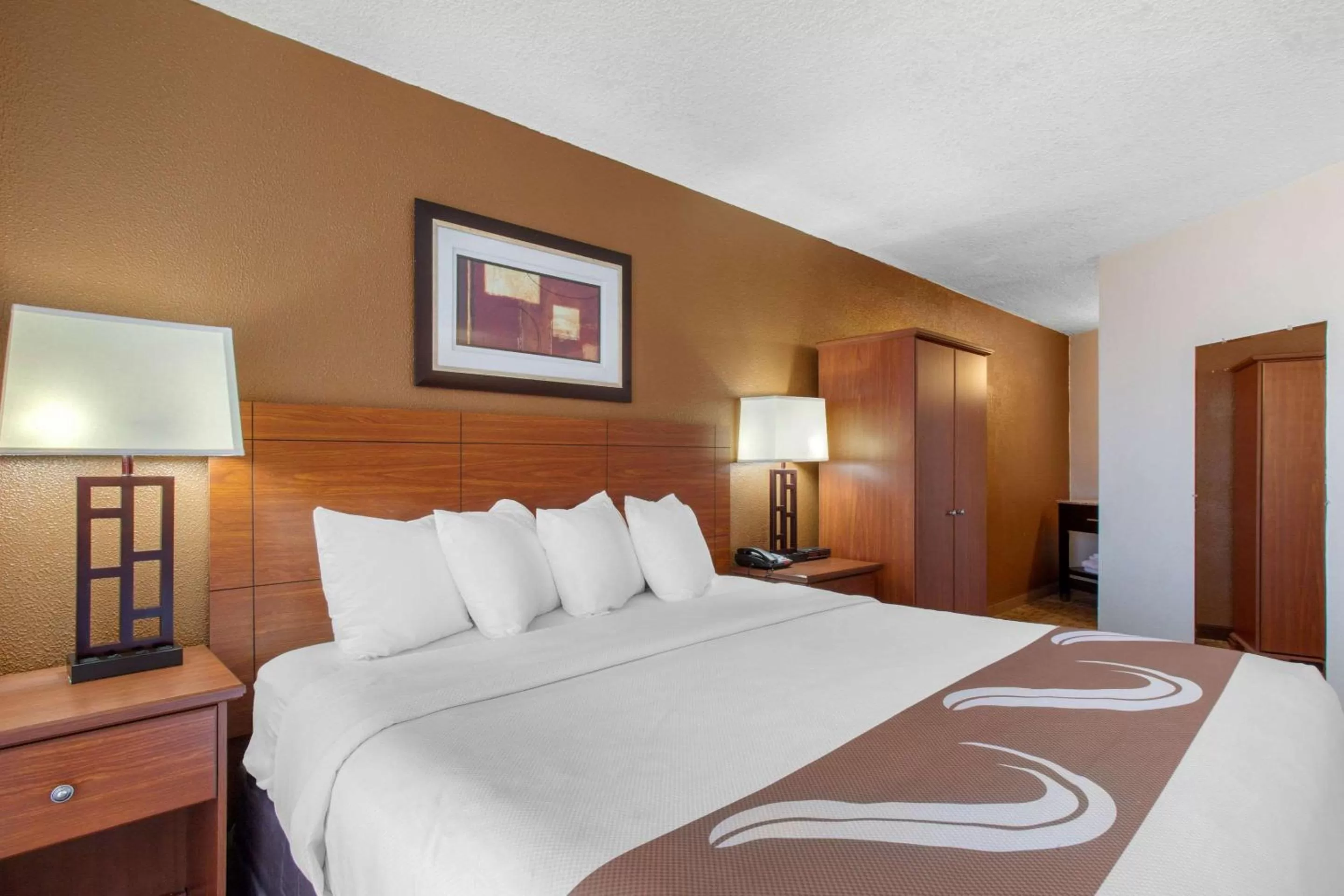 Photo of the whole room, Bed in Quality Inn View of Lake Powell - Page