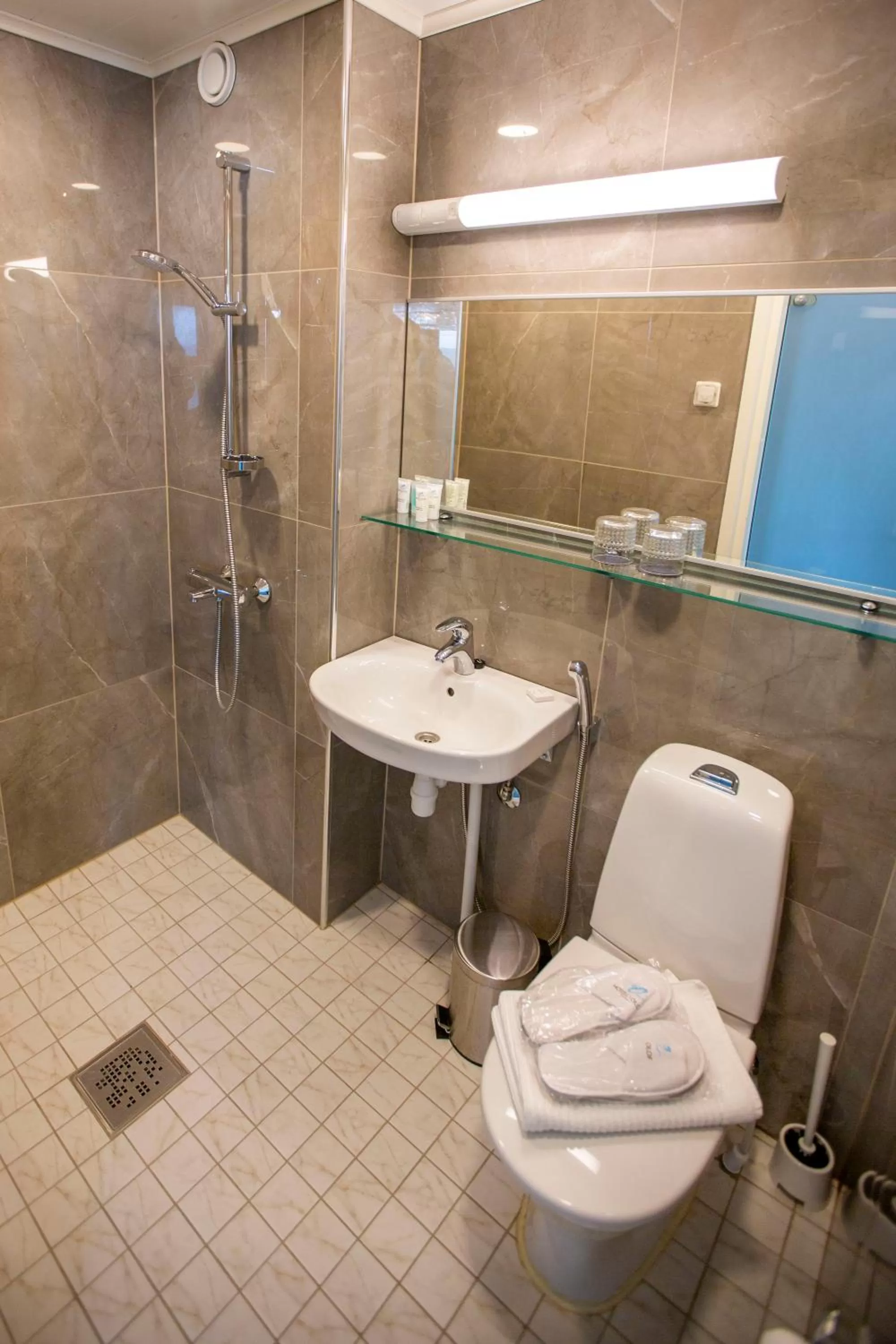 Shower in Hotelli Olof