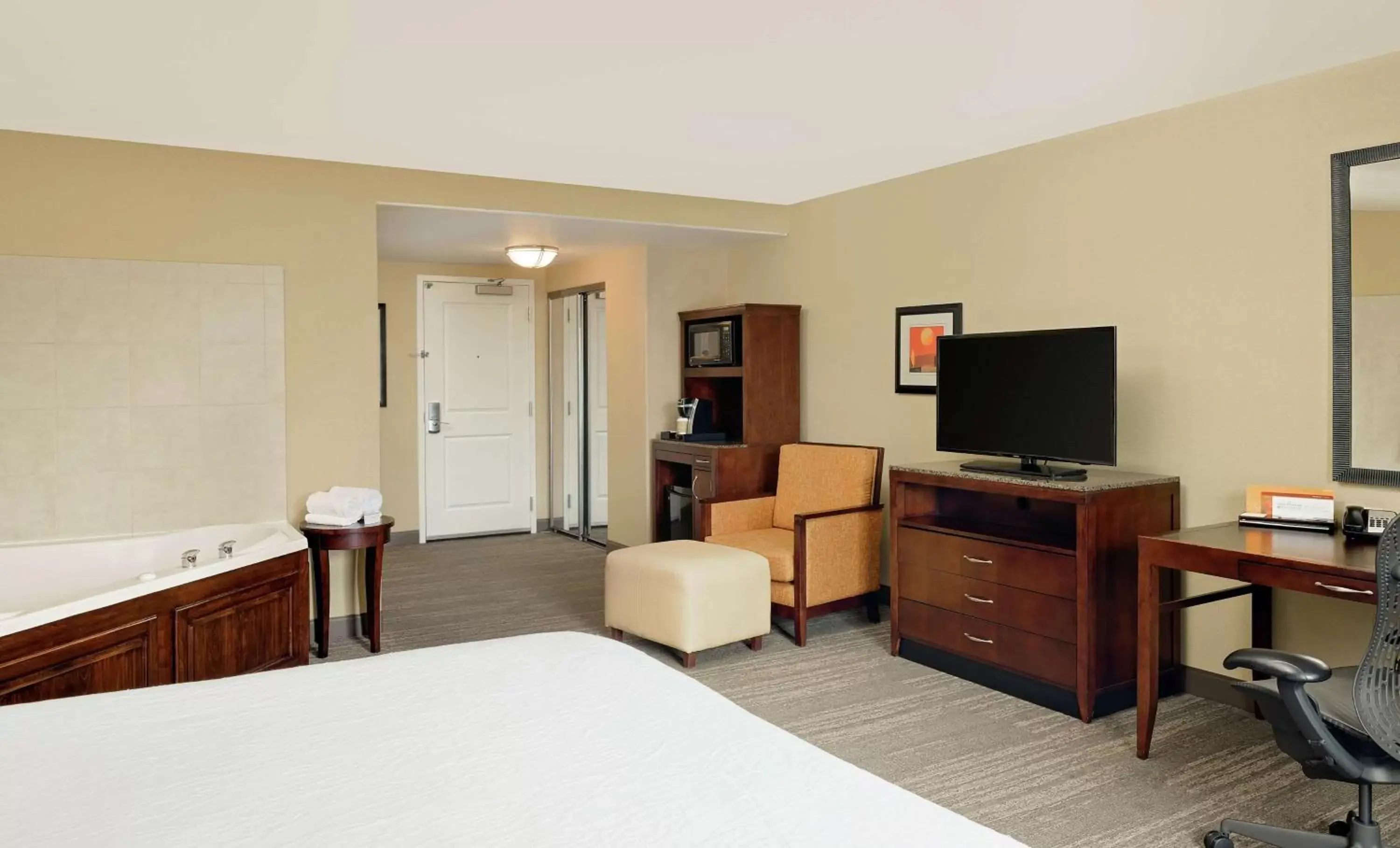 Bedroom, TV/Entertainment Center in Hilton Garden Inn Fontana