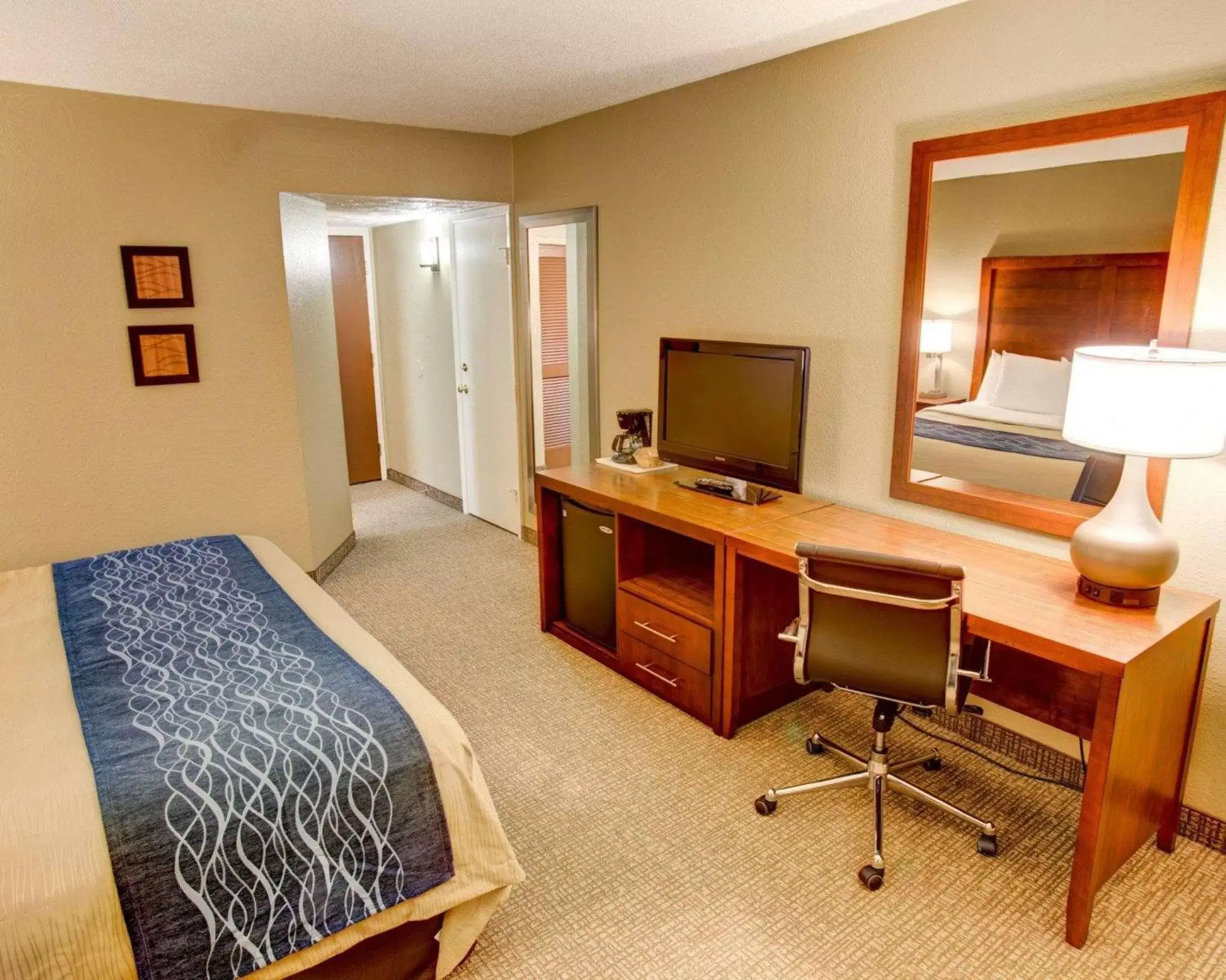 Photo of the whole room, TV/Entertainment Center in Comfort Inn Conference Center Pittsburgh