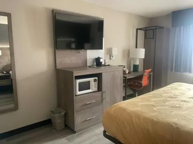 Bed in Quality Inn & Suites Ankeny-Des Moines